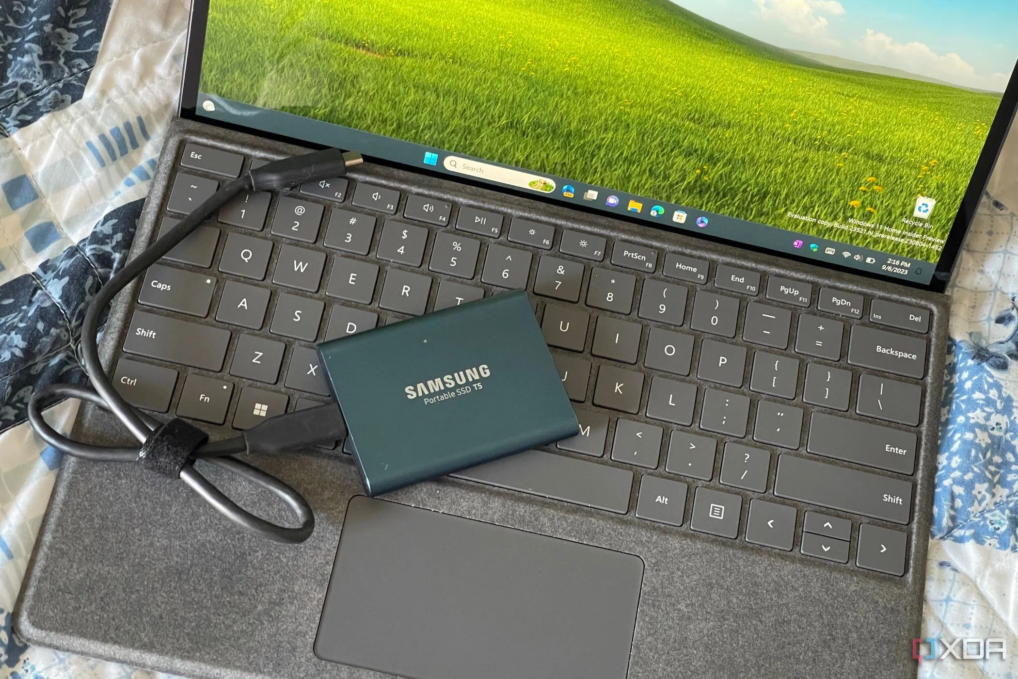 Máy tính Surface Pro 8 và ổ SSD rời, biểu tượng cho việc sao lưu dữ liệu quan trọng