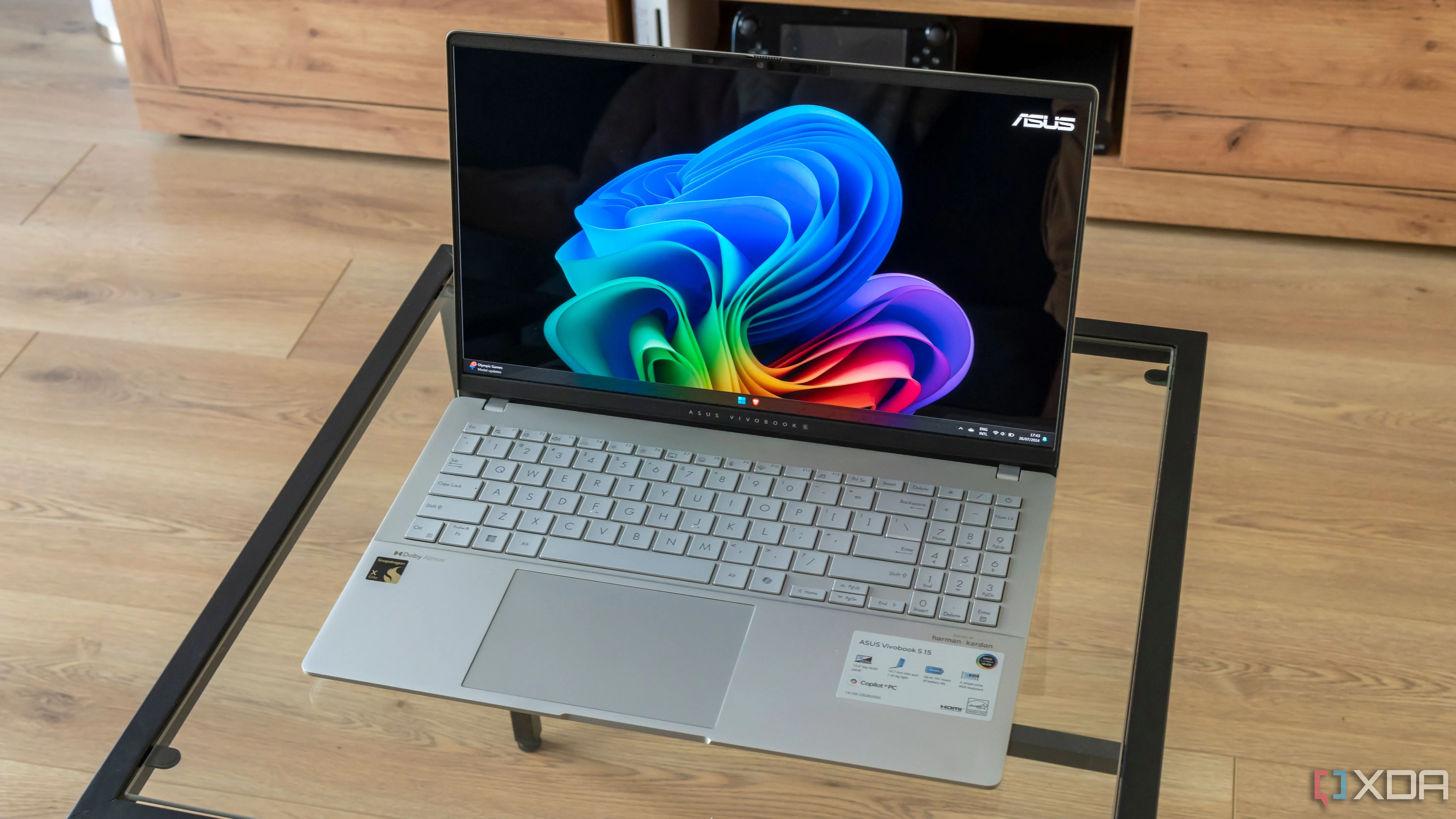 Máy tính xách tay Asus Vivobook S 15 hiển thị giao diện Windows 11.