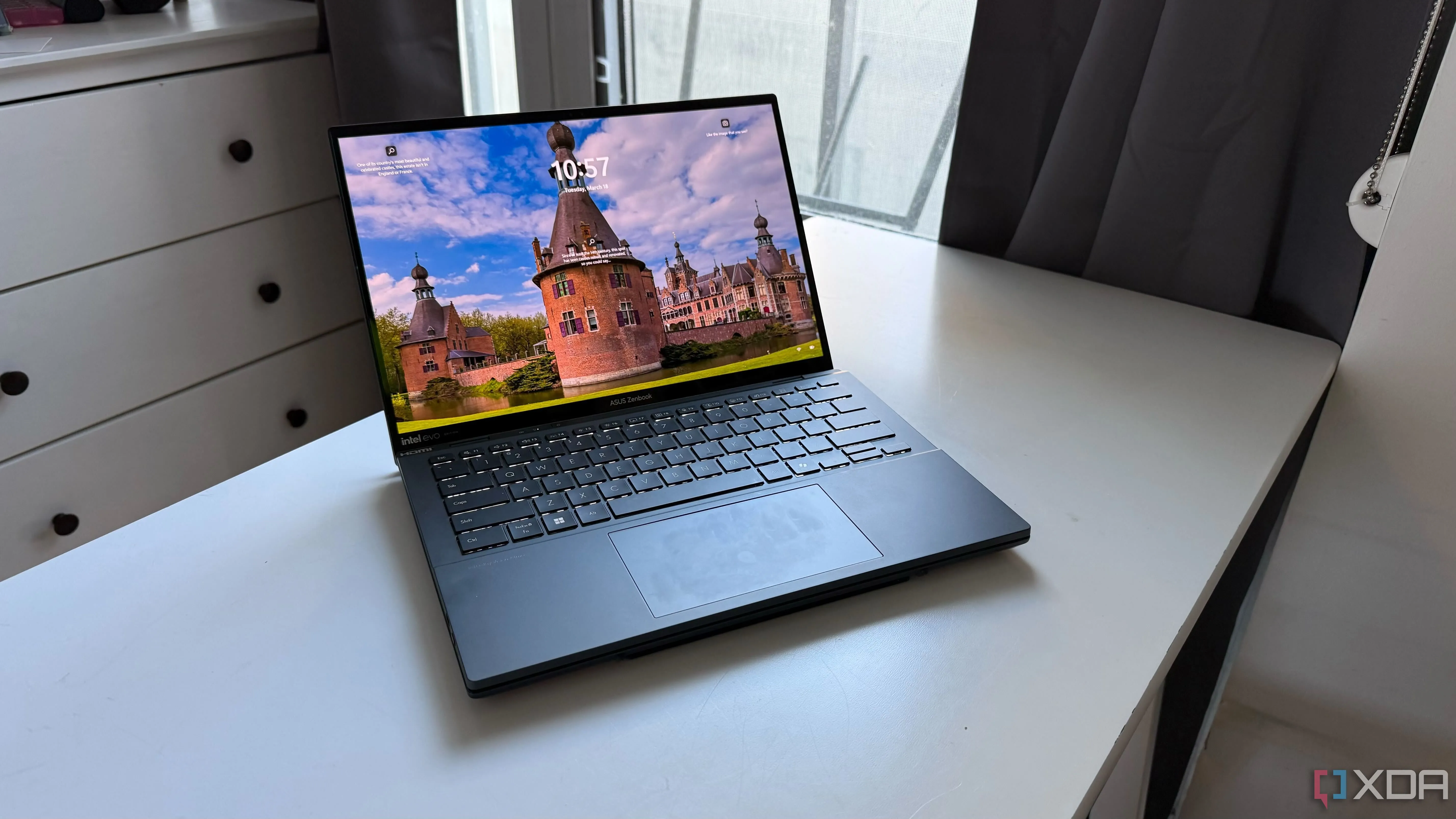 Máy tính xách tay ASUS Zenbook Duo hiện đại, minh họa sự đa dạng và linh hoạt mà kiến trúc CorePC có thể hỗ trợ trong tương lai của Windows.