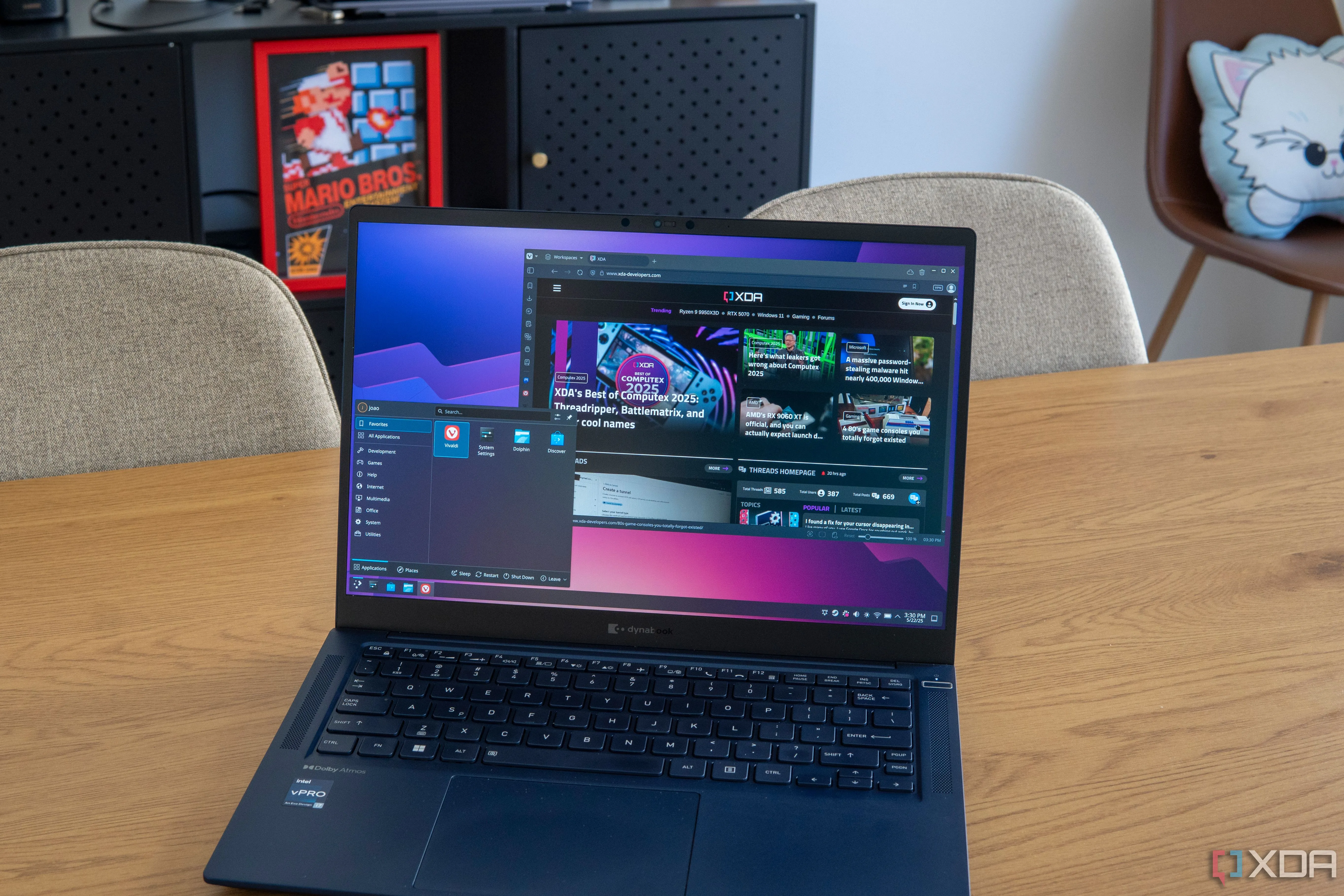 Máy tính xách tay chạy Arch Linux hiển thị trang web XDA trong trình duyệt Vivaldi, minh họa khả năng tùy biến và môi trường Linux.