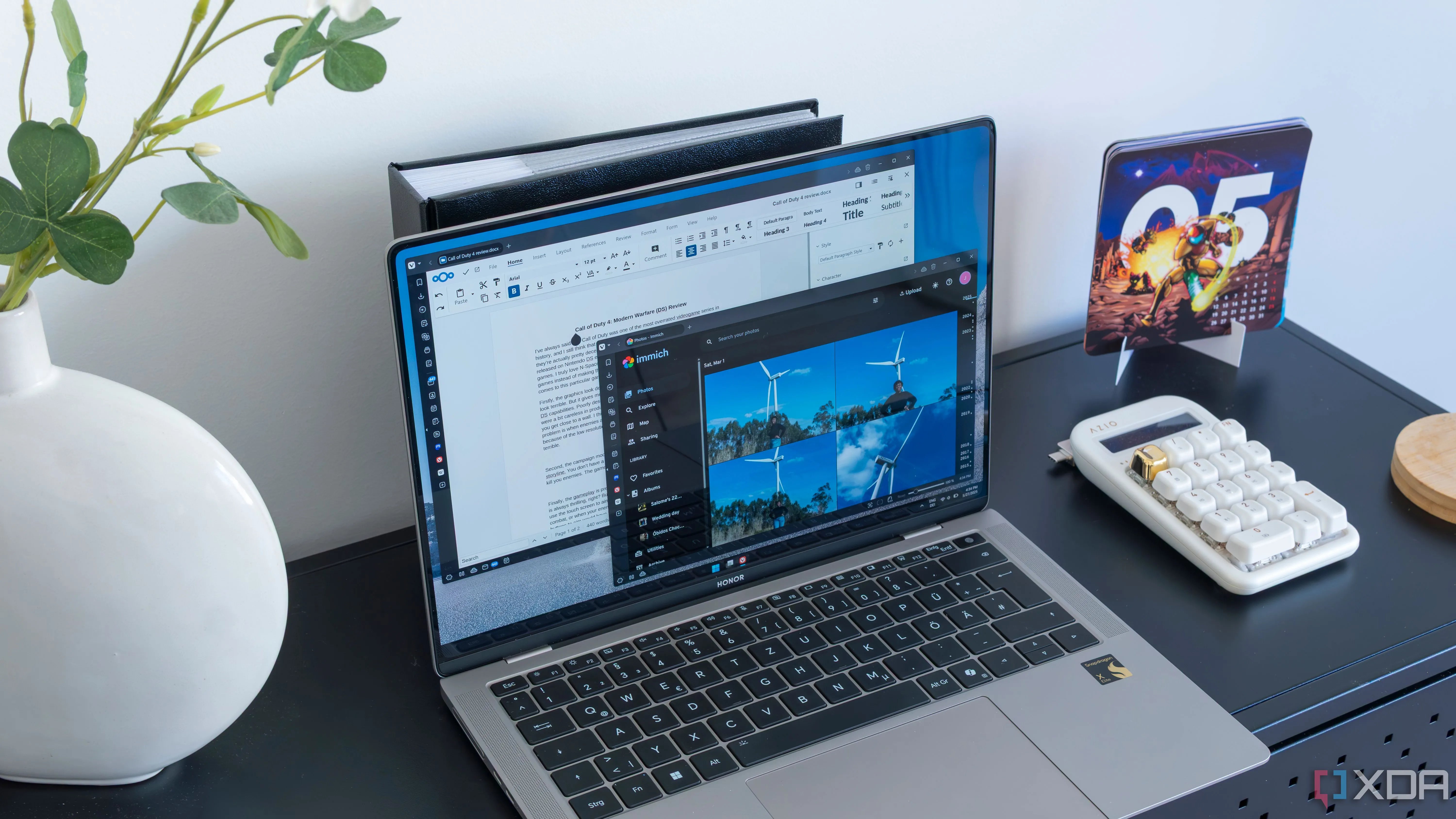 Máy tính xách tay chạy Windows 11 hiển thị giao diện web của Immich và Nextcloud Office, minh họa việc truy cập dịch vụ tự host