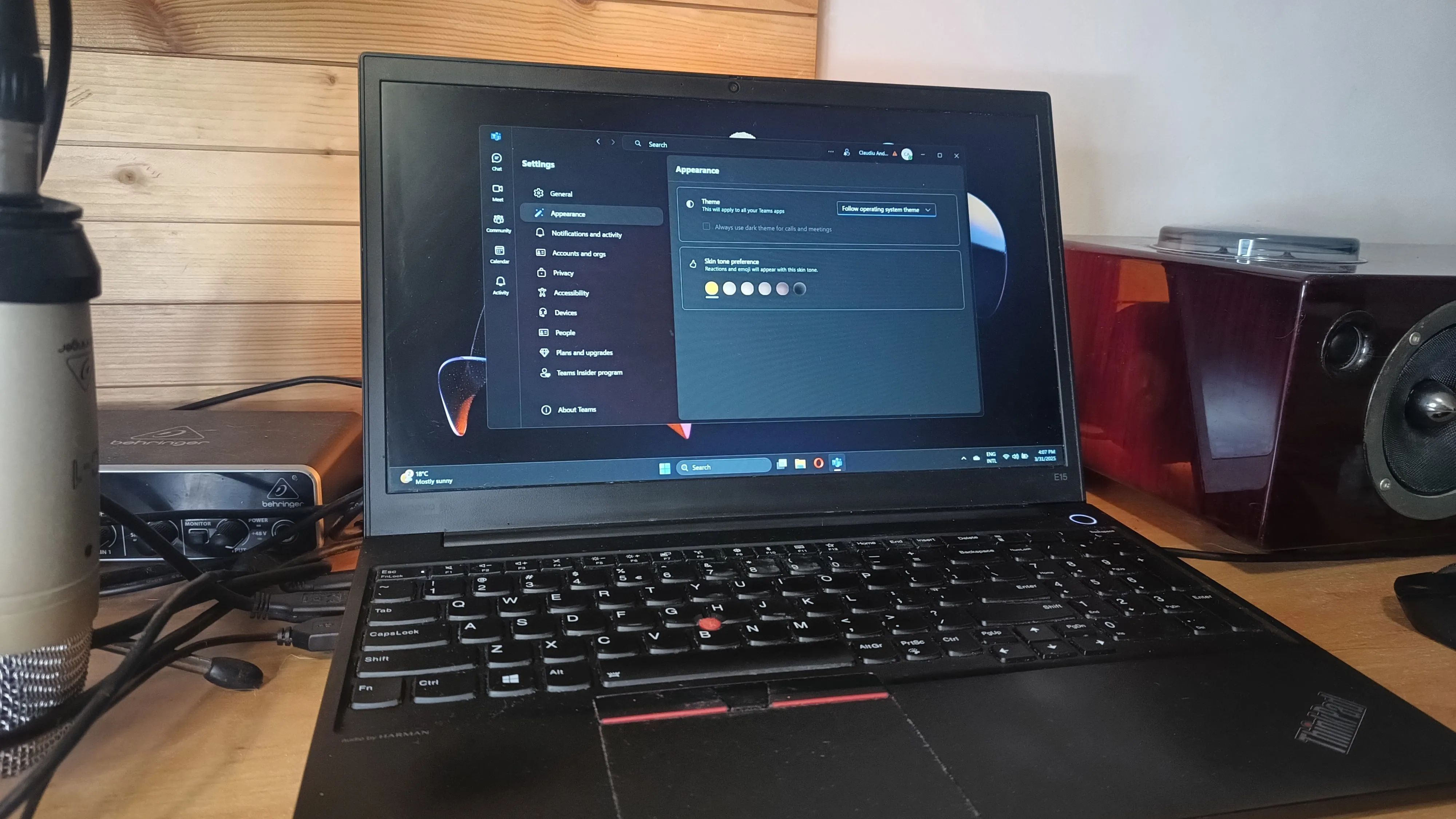 Máy tính xách tay Dell hiển thị giao diện Windows 11 với ứng dụng Microsoft Teams đang chạy, minh họa môi trường làm việc trên hệ điều hành.