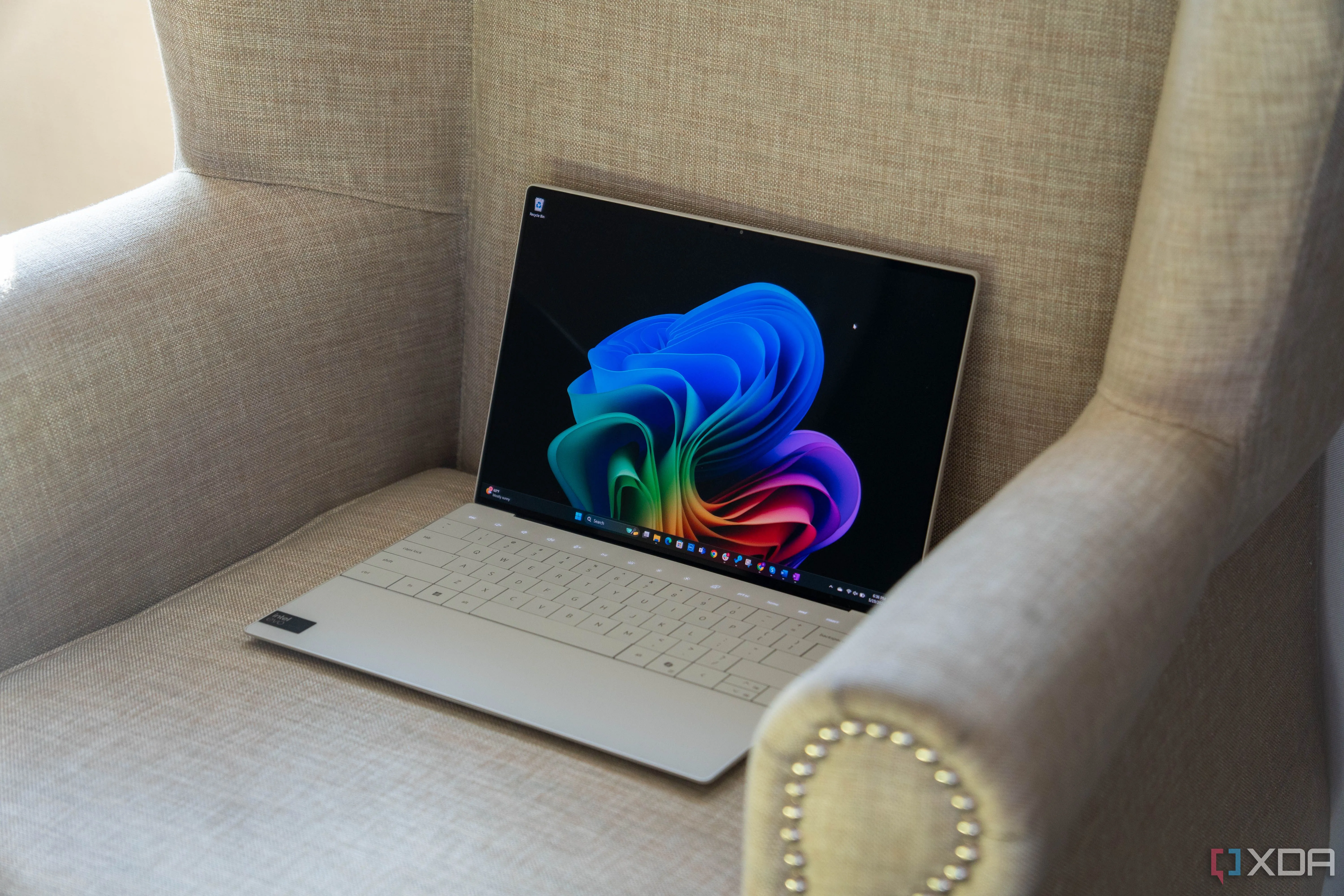 Máy tính xách tay Dell XPS 13, một ví dụ về Copilot+ PC, đặt trên ghế.