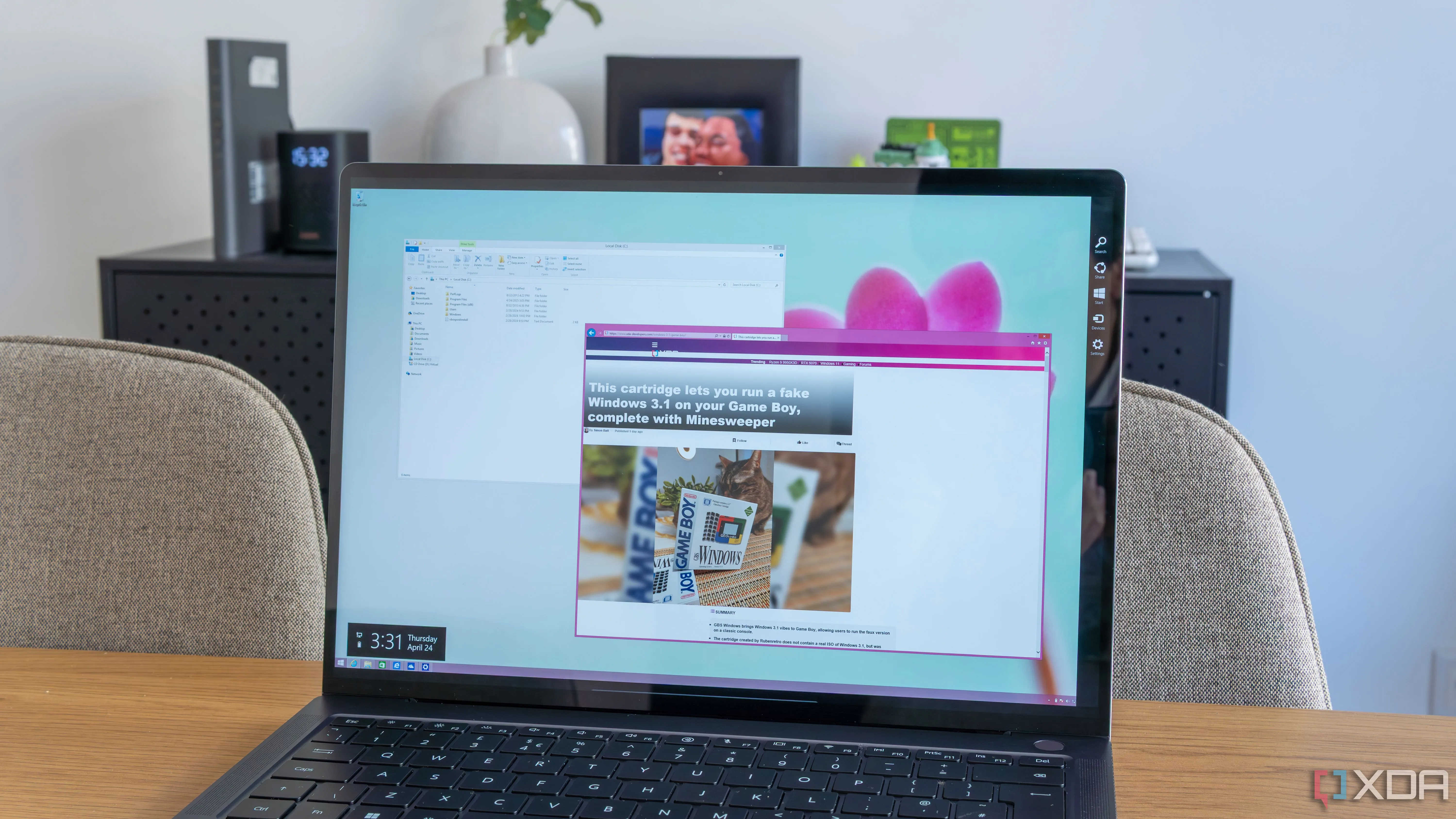 Máy tính xách tay hiển thị giao diện Ribbon UI của File Explorer trên hệ điều hành Windows 8.1
