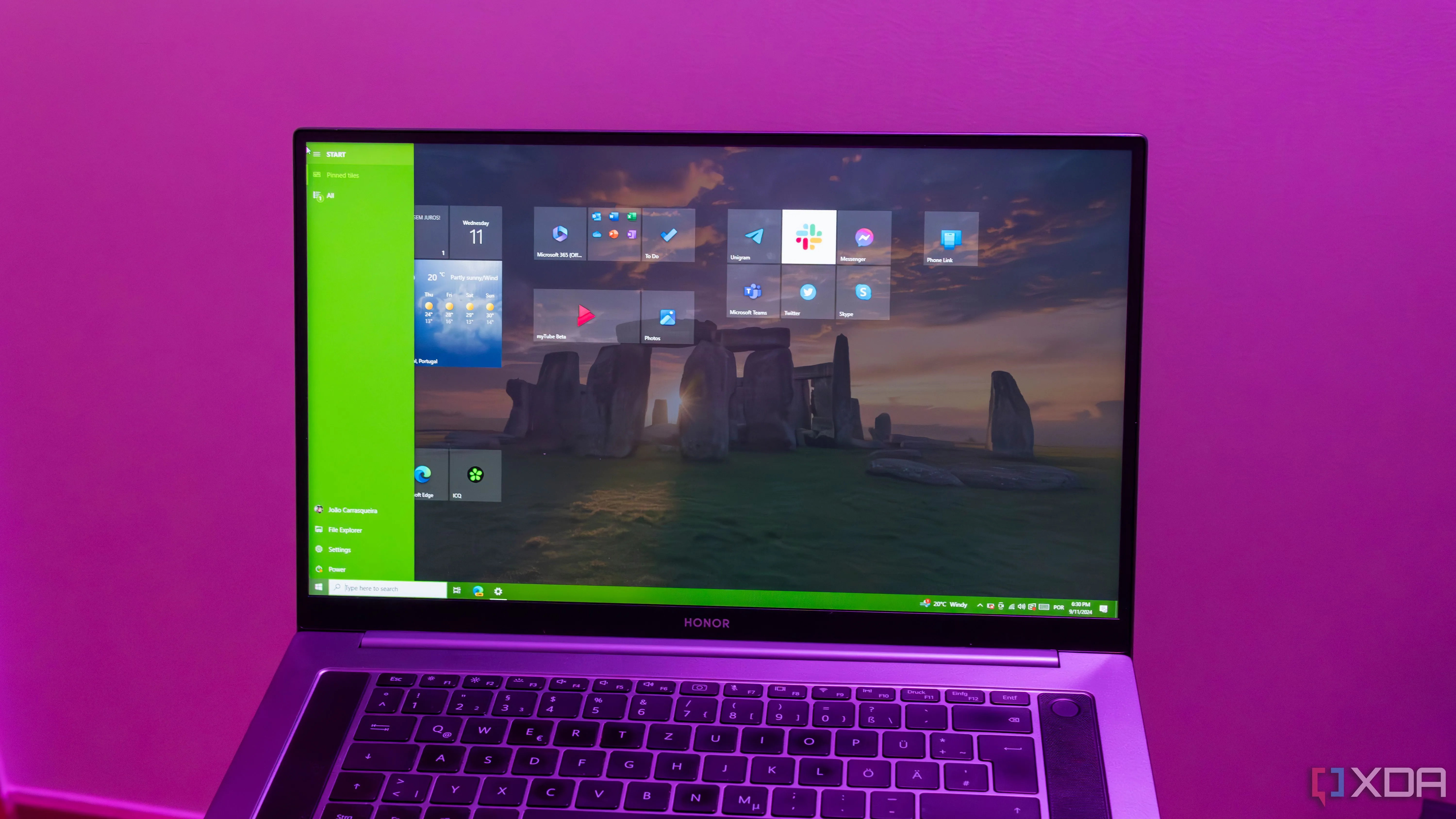 Máy tính xách tay hiển thị Menu Start toàn màn hình của Windows 10 với các Live Tile