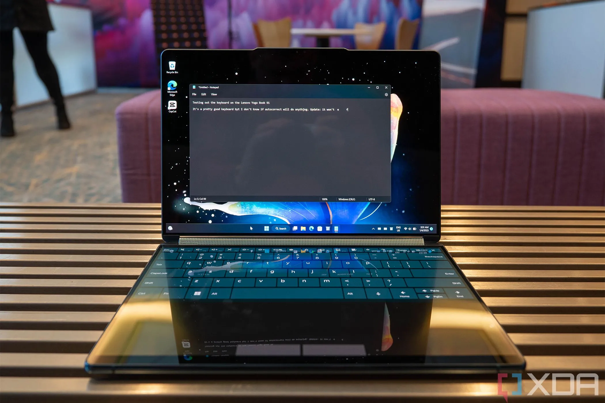 Máy tính xách tay Lenovo Yoga Book 9i hiển thị giao diện Notepad Windows cơ bản