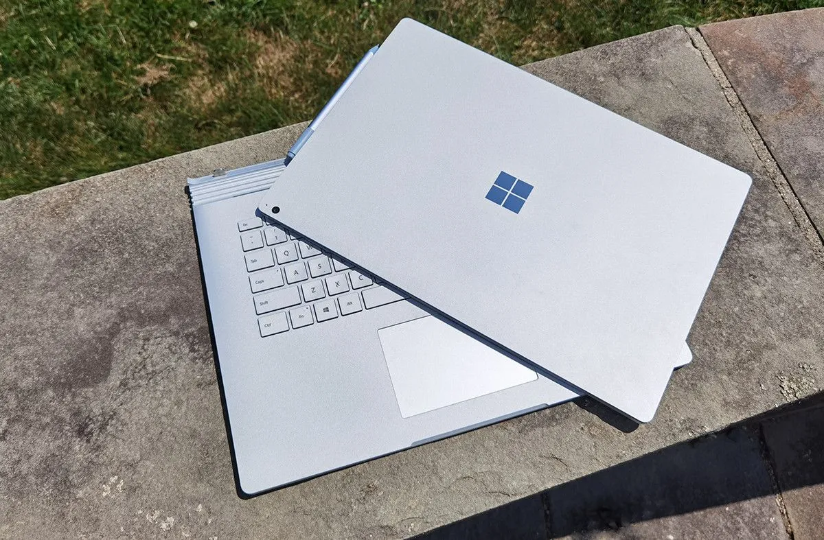 Máy tính xách tay Microsoft Surface Book 3, đại diện cho hệ sinh thái phần cứng Windows hiện đại