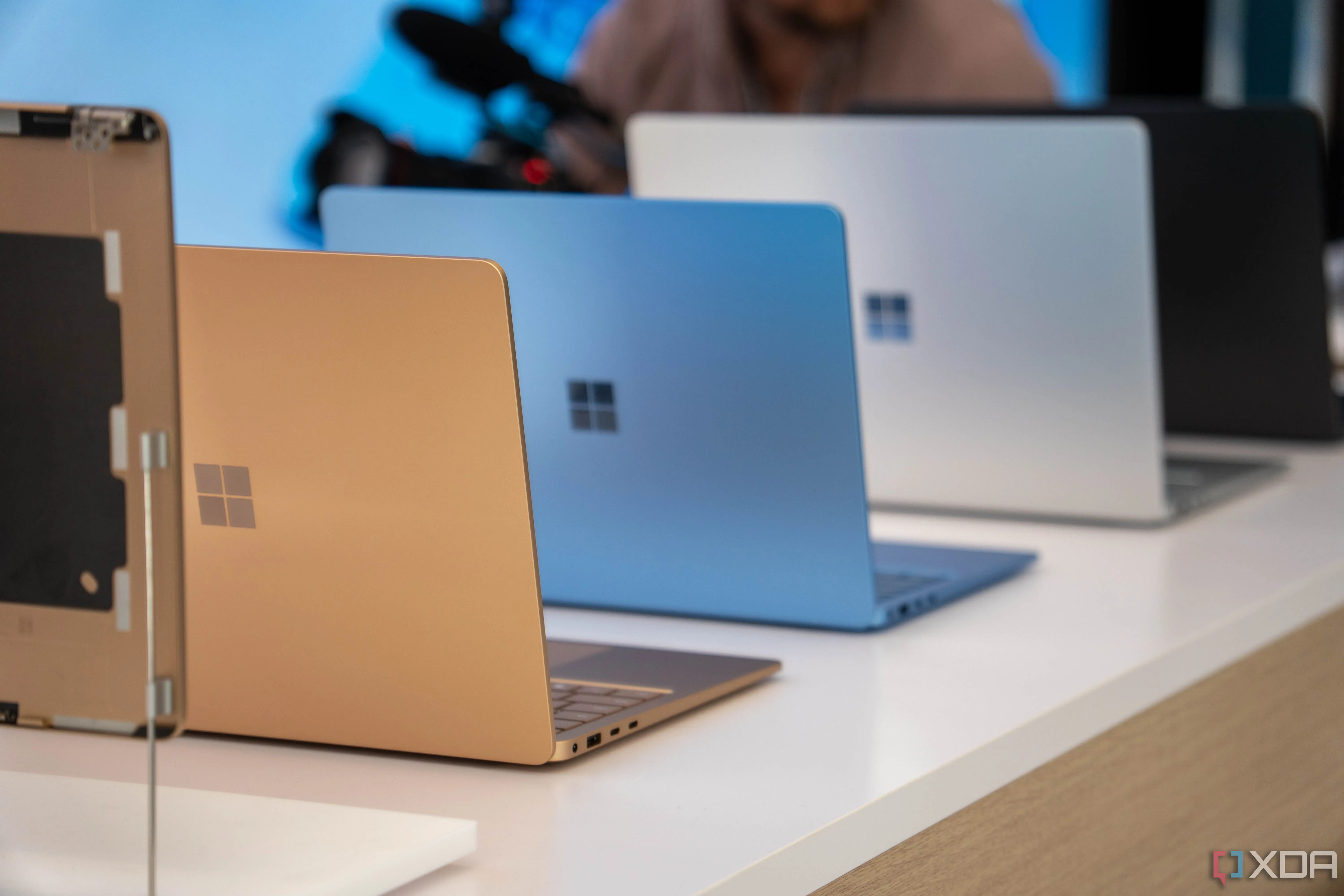 Máy tính xách tay Surface Laptop 7 với logo Snapdragon X