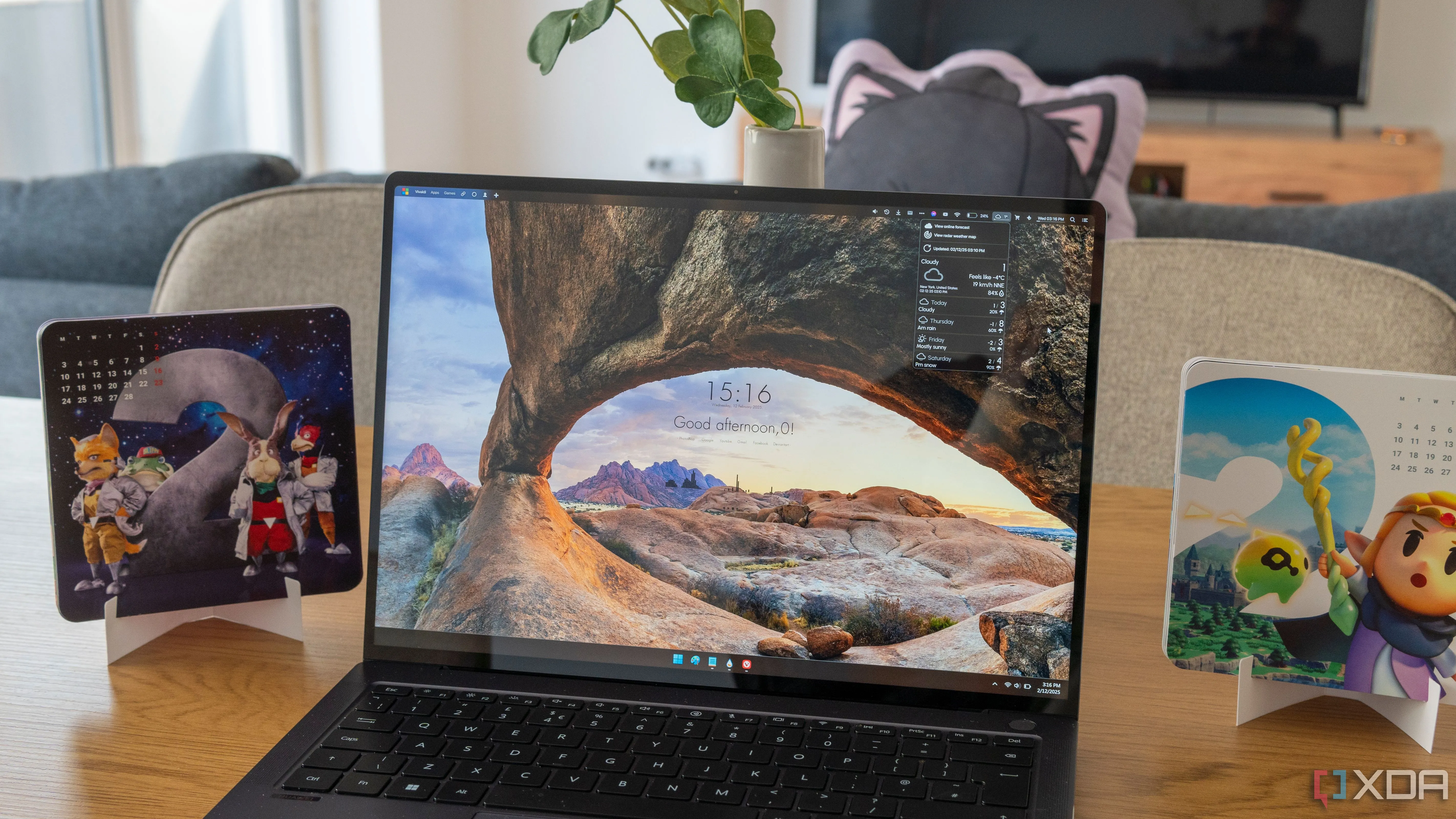 Máy tính xách tay Windows 11 với các skin Rainmeter hiển thị thanh menu ở phía trên màn hình và đồng hồ ở giữa
