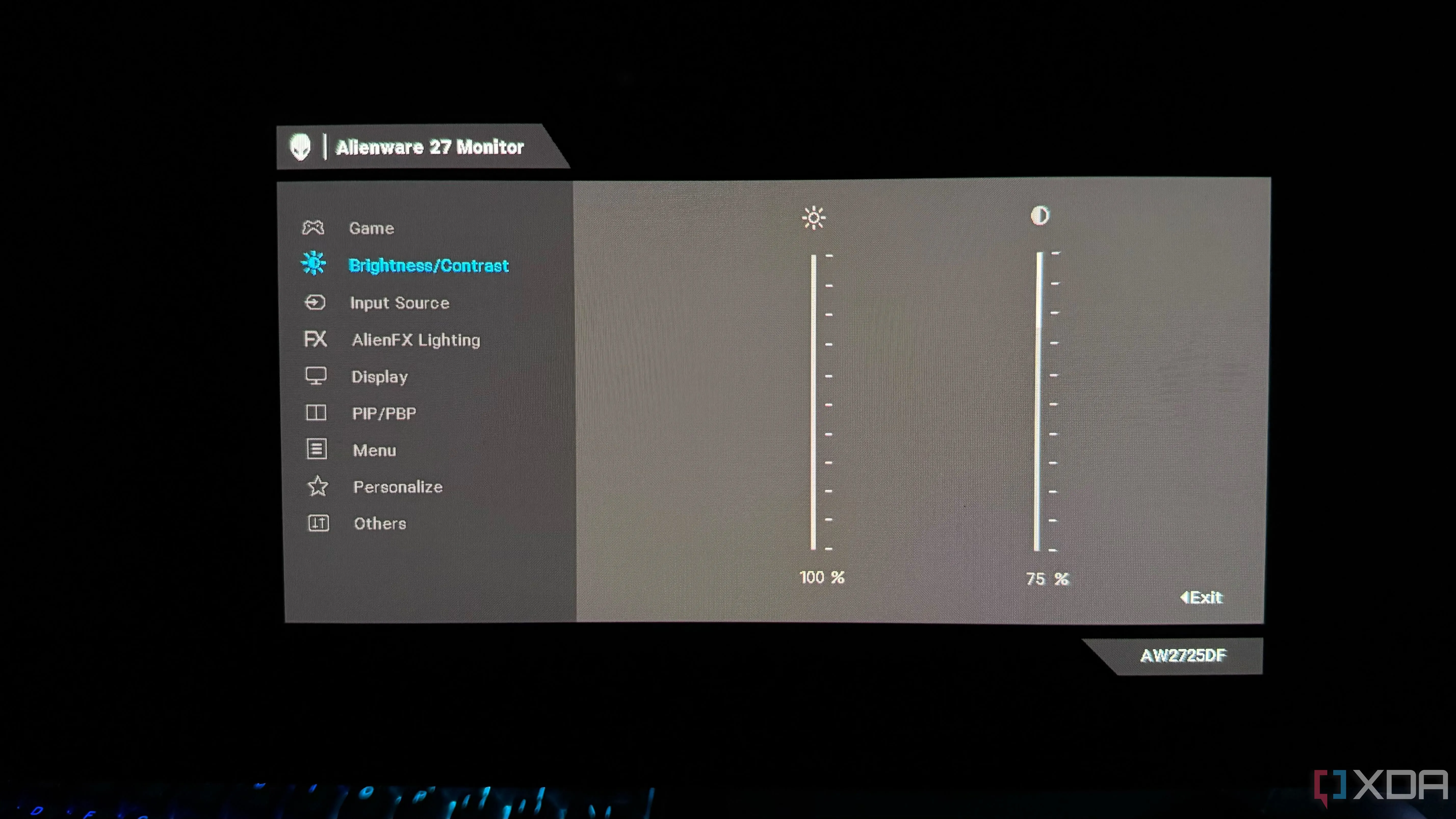 Menu OSD của màn hình Alienware hiển thị các tùy chọn điều chỉnh độ sáng và độ tương phản