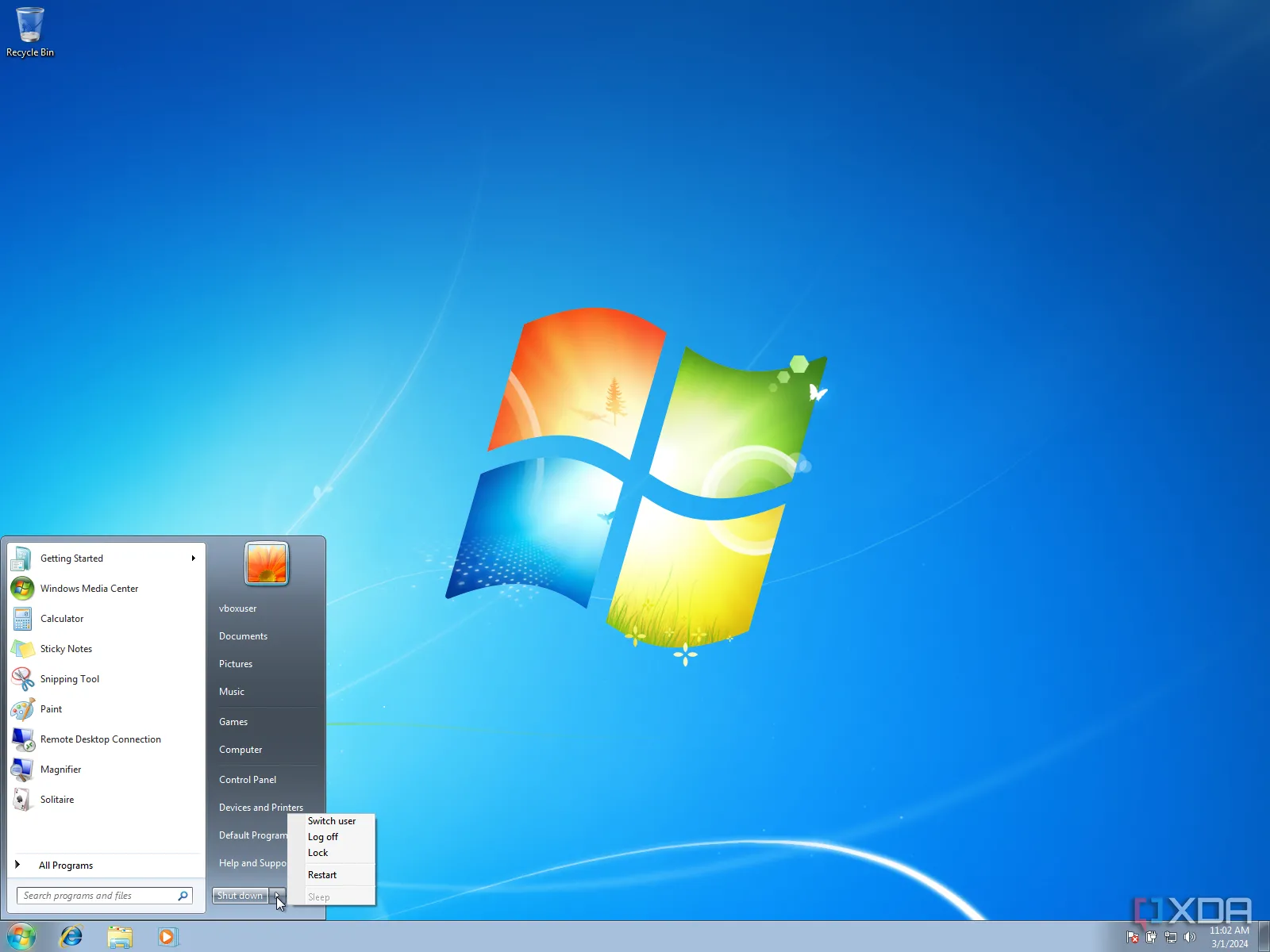 Menu Start của Windows 7 với giao diện Aero và thanh tác vụ đặc trưng.