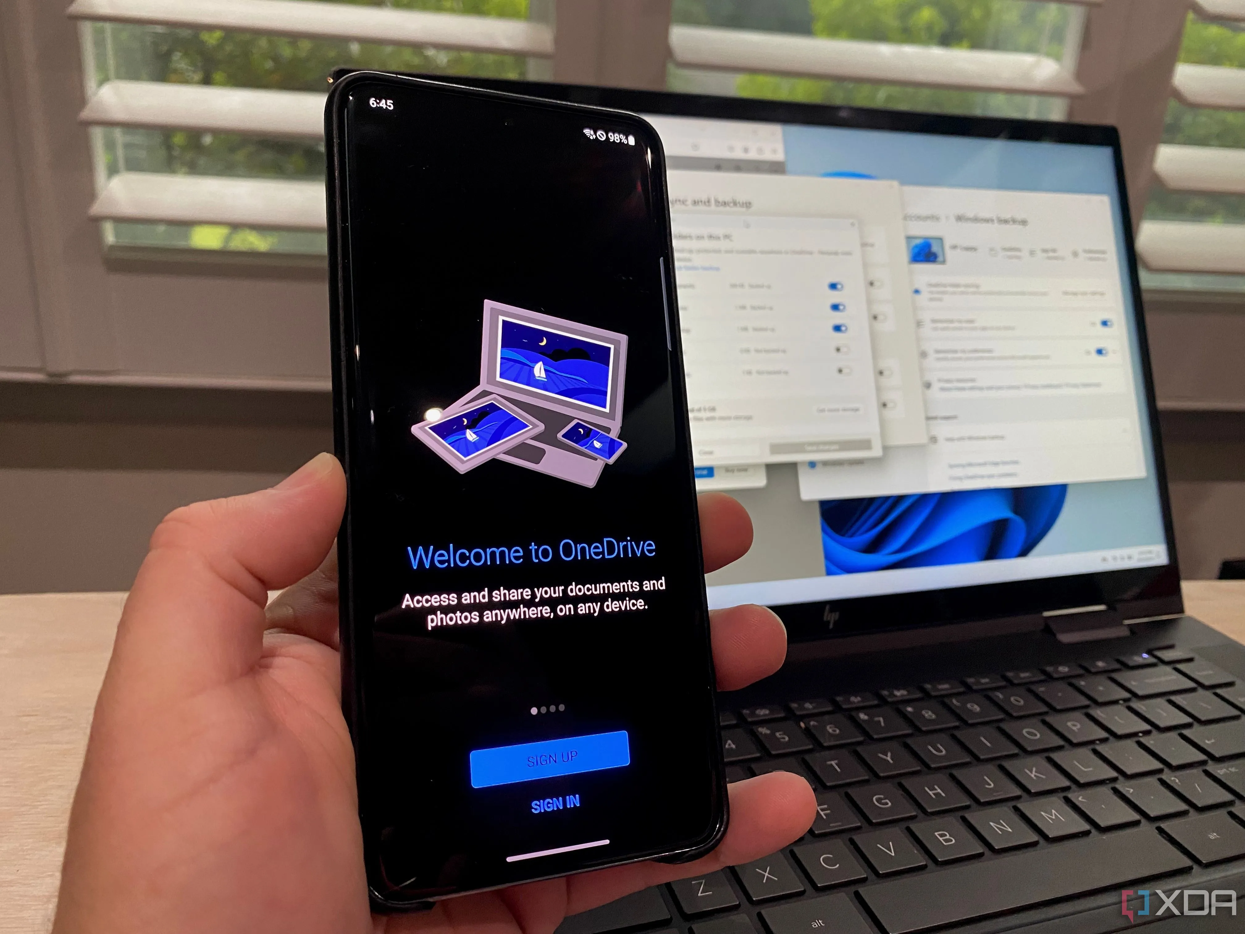 Microsoft OneDrive ứng dụng trên Android và Windows hiển thị tính năng đồng bộ giữa các thiết bị