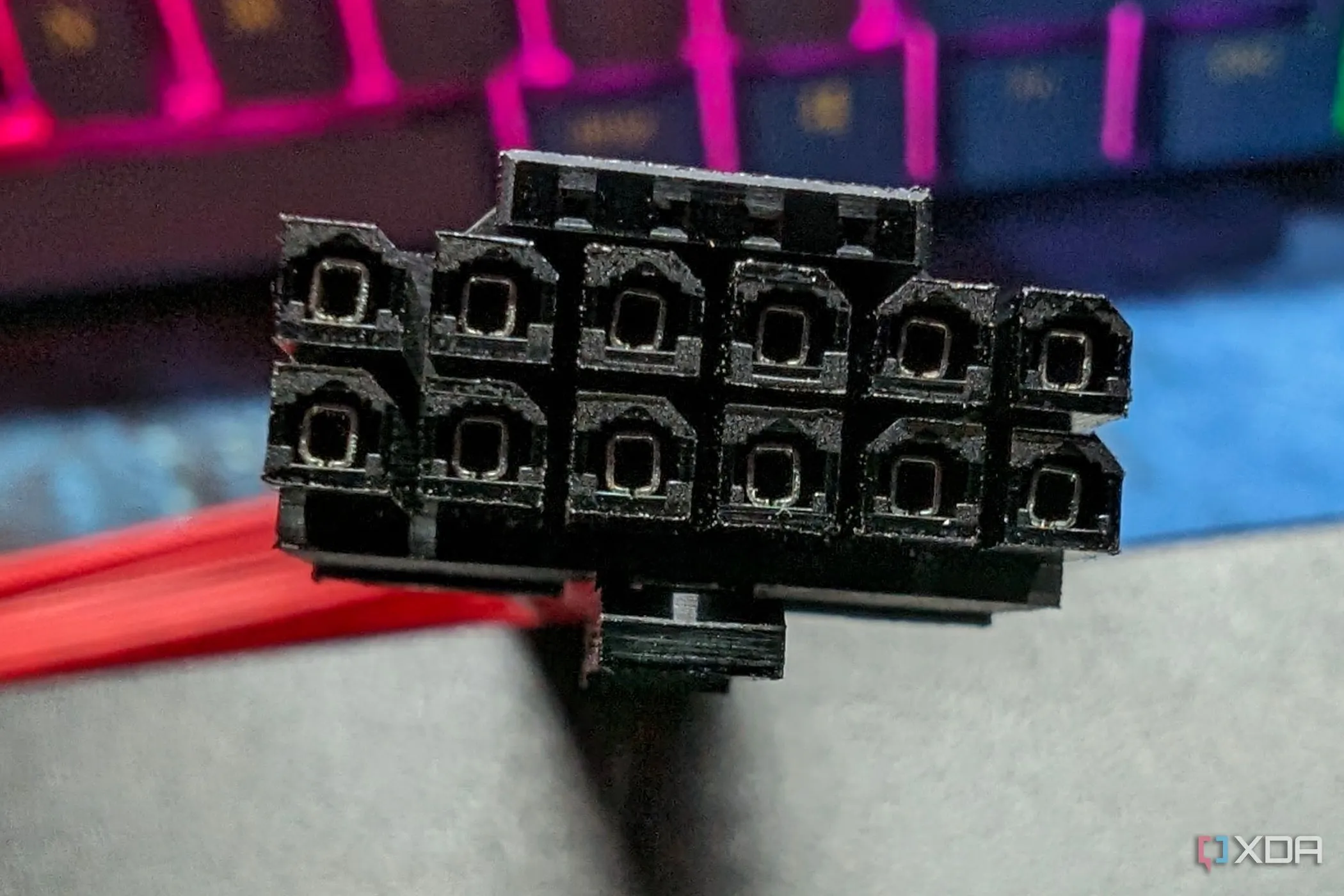 Minh họa cổng kết nối nguồn 12VHPWR 12+4 pin trên card đồ họa