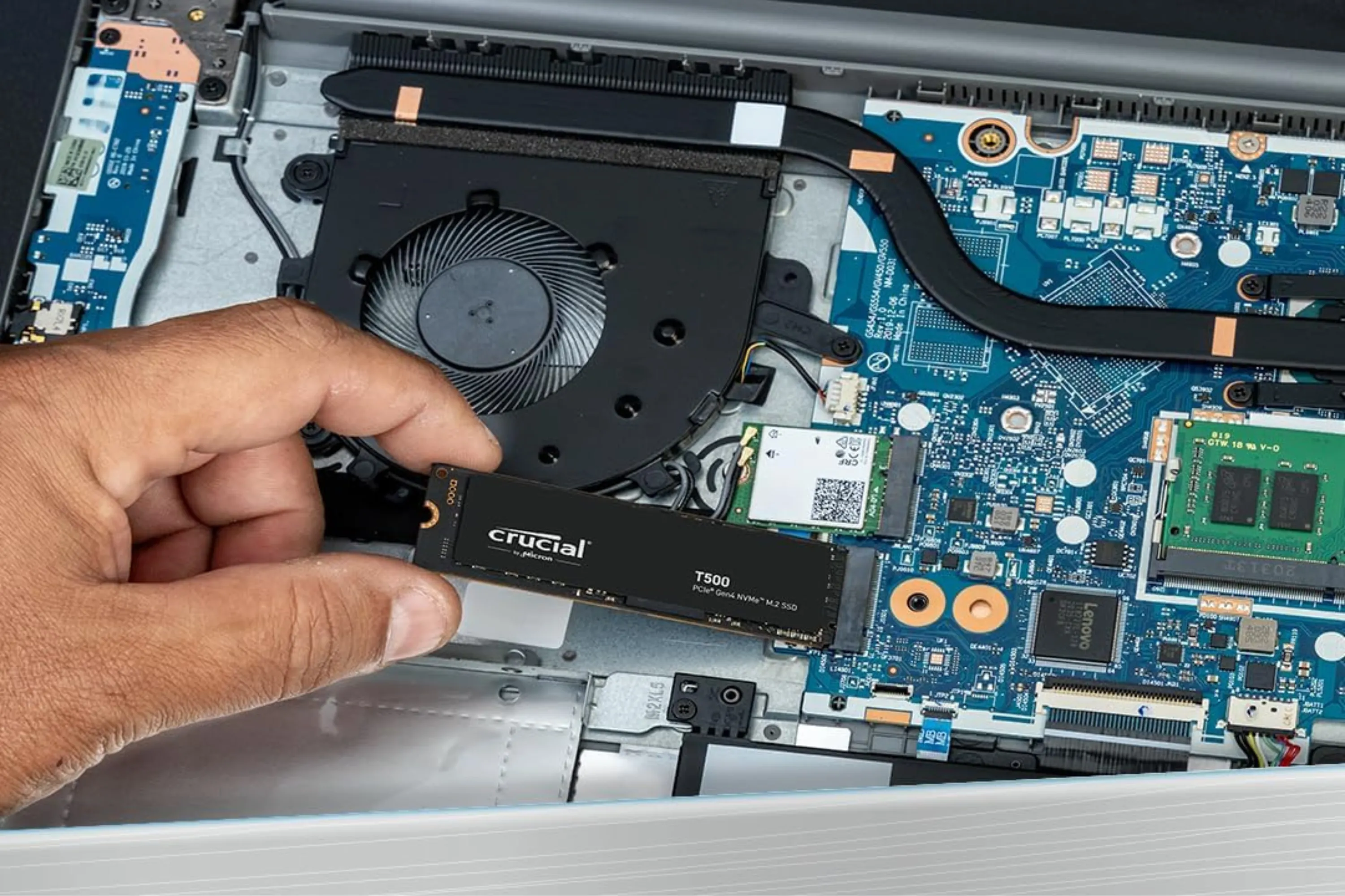 Minh họa SSD M.2 NVMe Gen 4 được lắp đặt trên bo mạch chủ, thể hiện khả năng nâng cấp lưu trữ hiệu quả