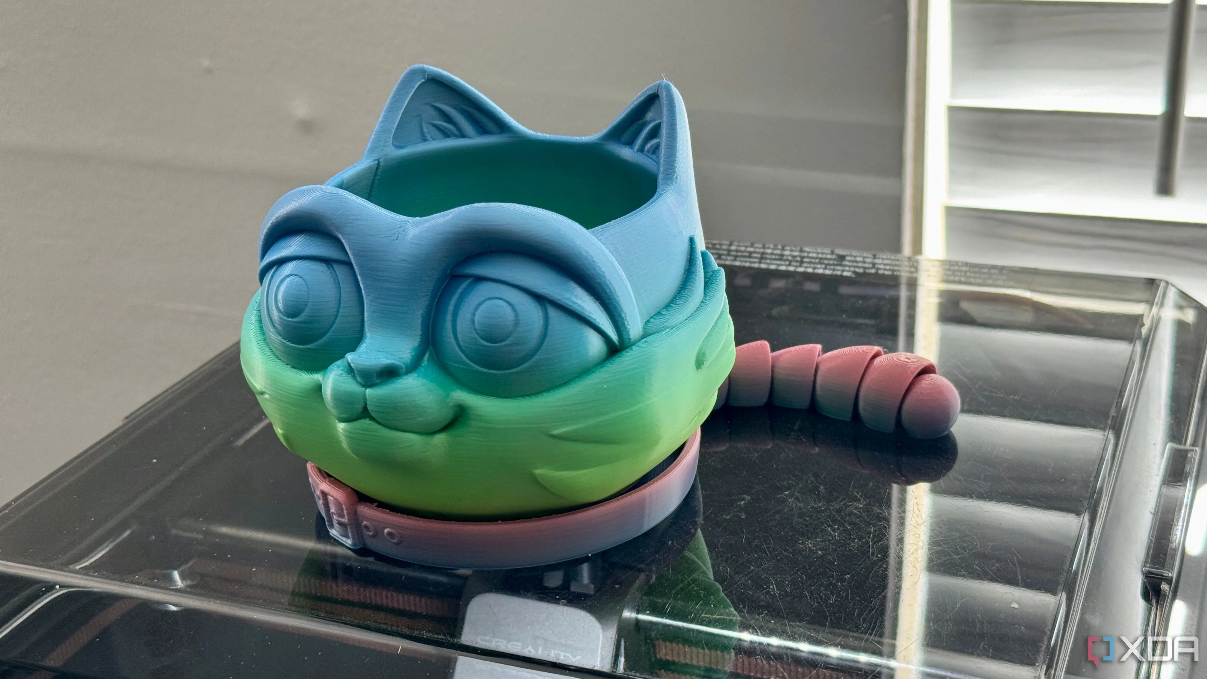 Mô hình chậu cây hình mèo được in 3D hoàn chỉnh đặt trên máy in 3D