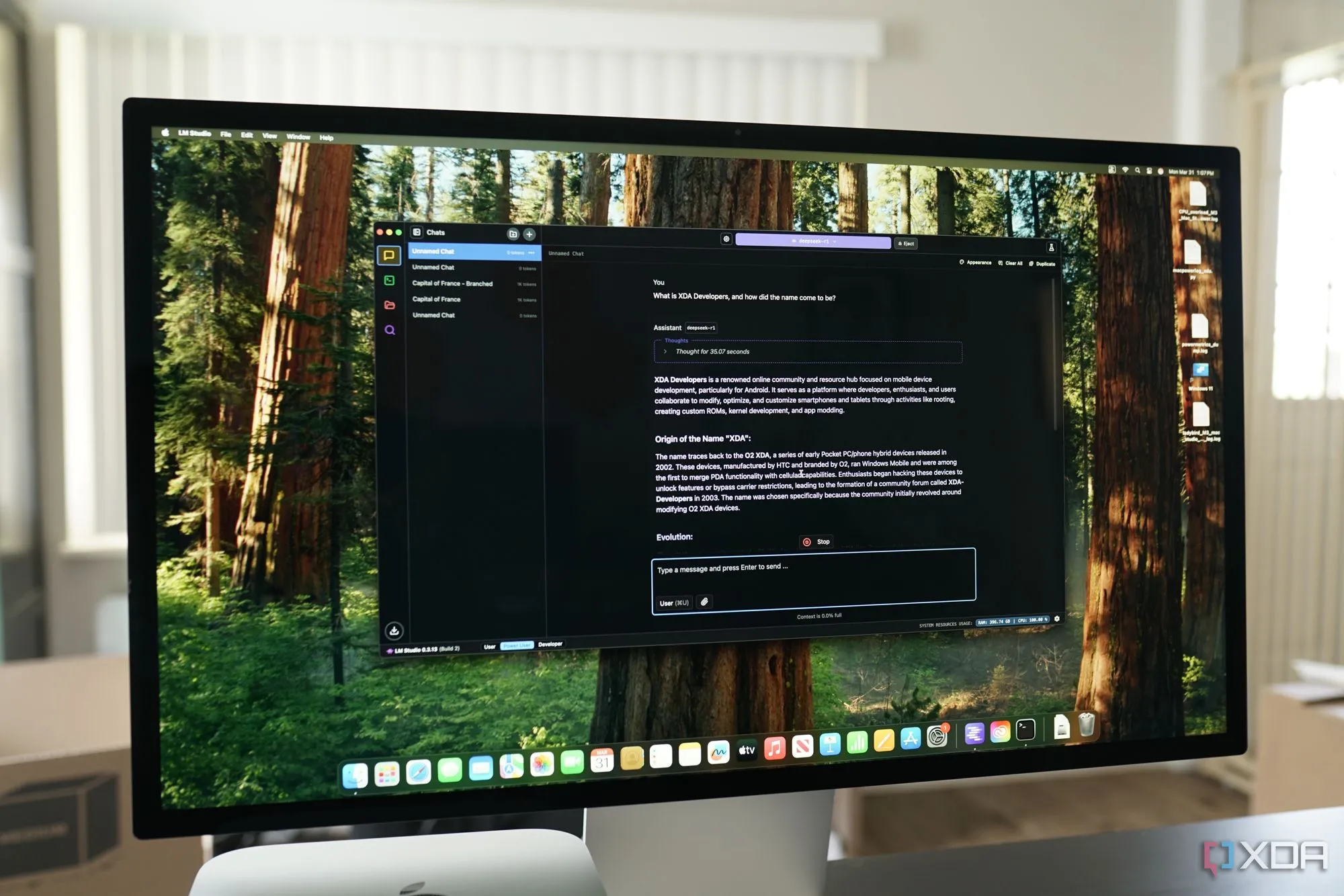 Mô hình DeepSeek chạy trên Mac Studio M3 Ultra, minh họa việc tối ưu hóa LLM trên thiết bị Apple.