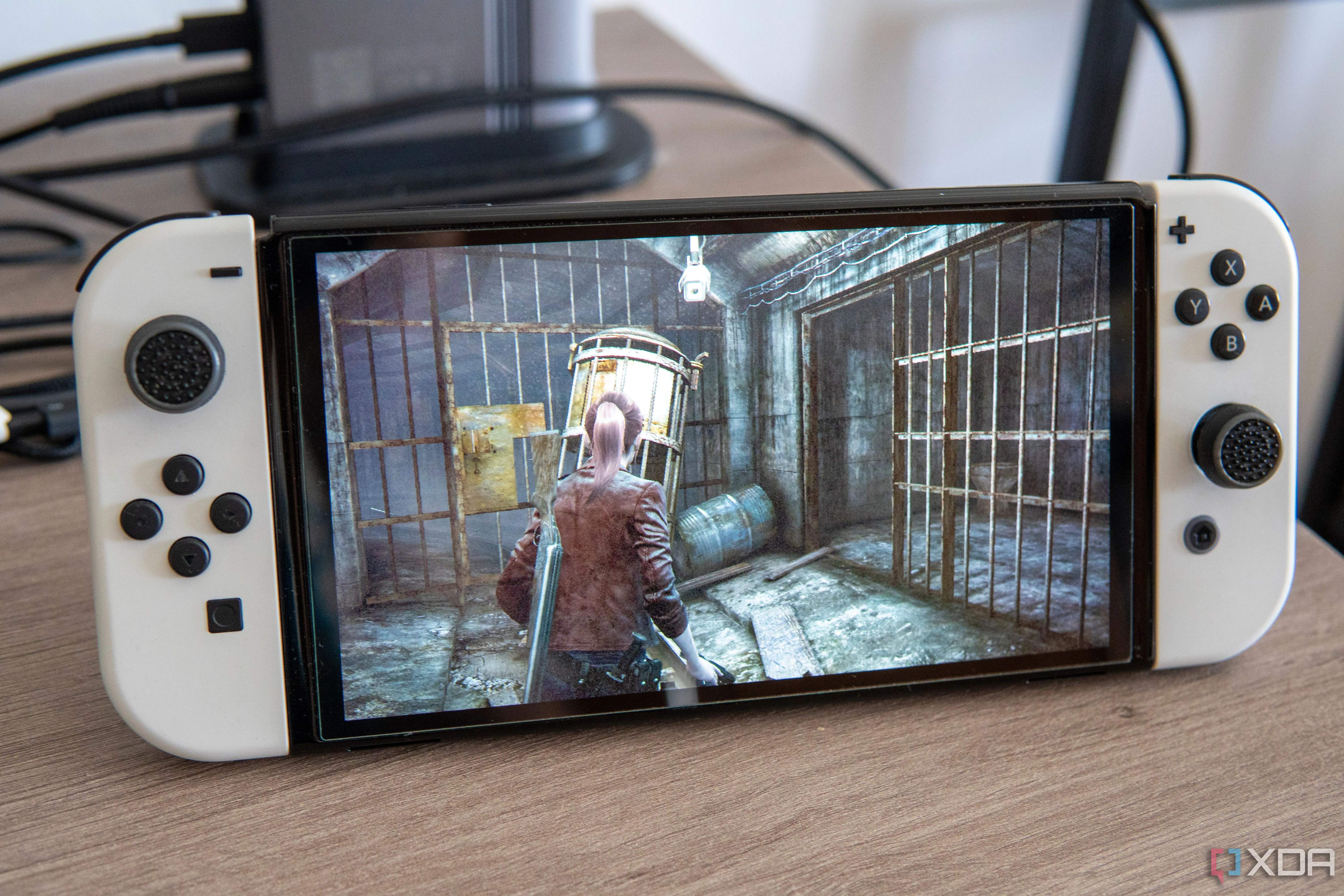 Mô hình máy chơi game Nintendo Switch OLED hiển thị đồ họa game Resident Evil Revelations 2