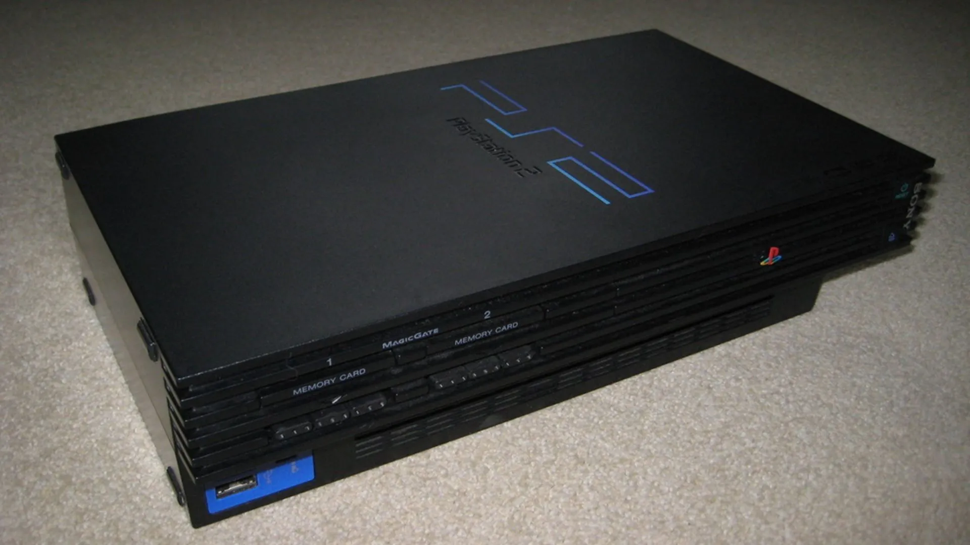 Mô hình PlayStation 2 đời đầu, nhấn mạnh khả năng đọc đĩa DVD và game