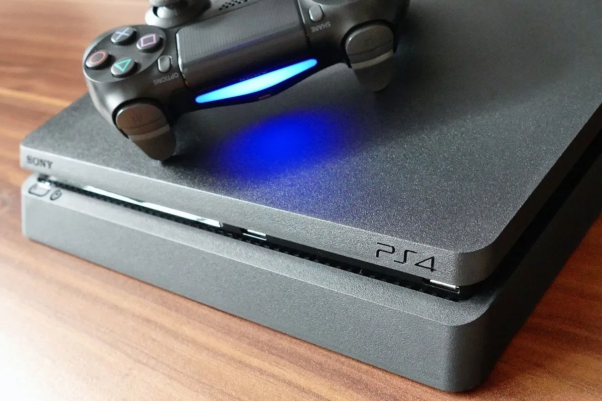 Mô tả: Máy chơi game PlayStation 4 với tay cầm DualShock 4, minh họa cho sự phát triển của giả lập console.