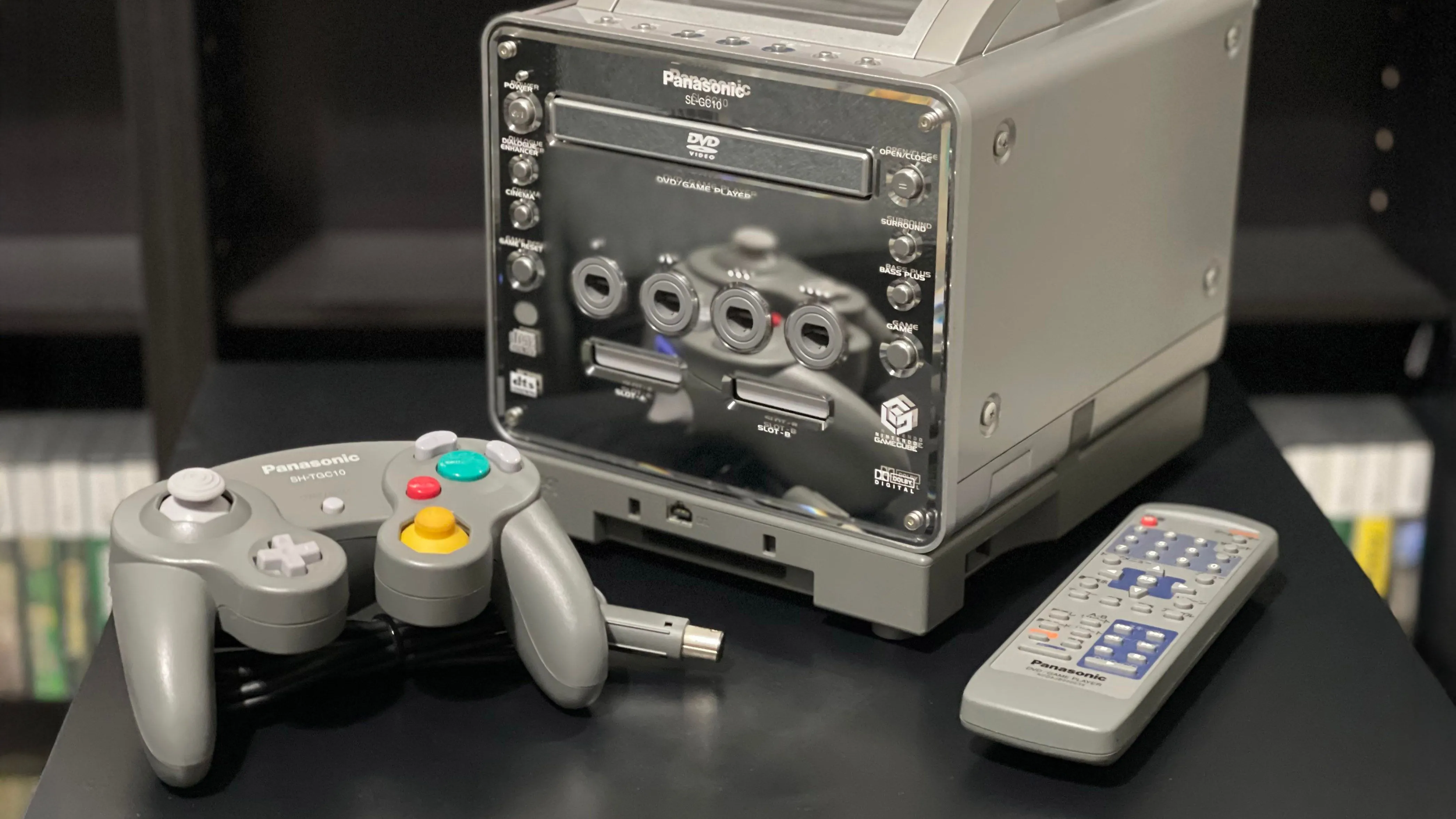 Mô tả: Máy console Panasonic Q, một phiên bản hiếm của Nintendo GameCube, thể hiện sự đa dạng của các hệ máy game.