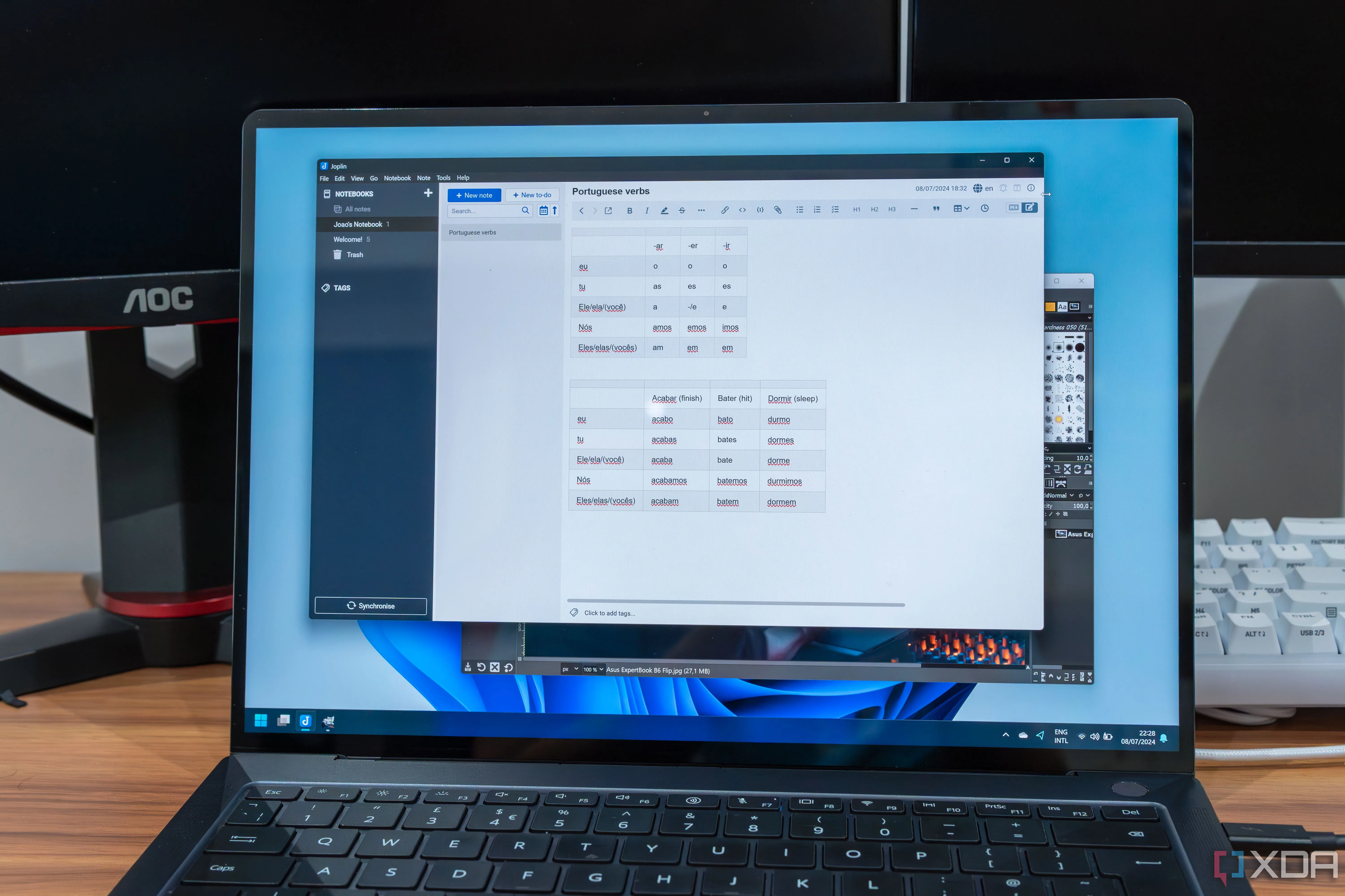 Mô tả: Một laptop đang chạy ứng dụng ghi chú Joplin mã nguồn mở cùng với GIMP, minh họa khả năng hoạt động đa nền tảng.
