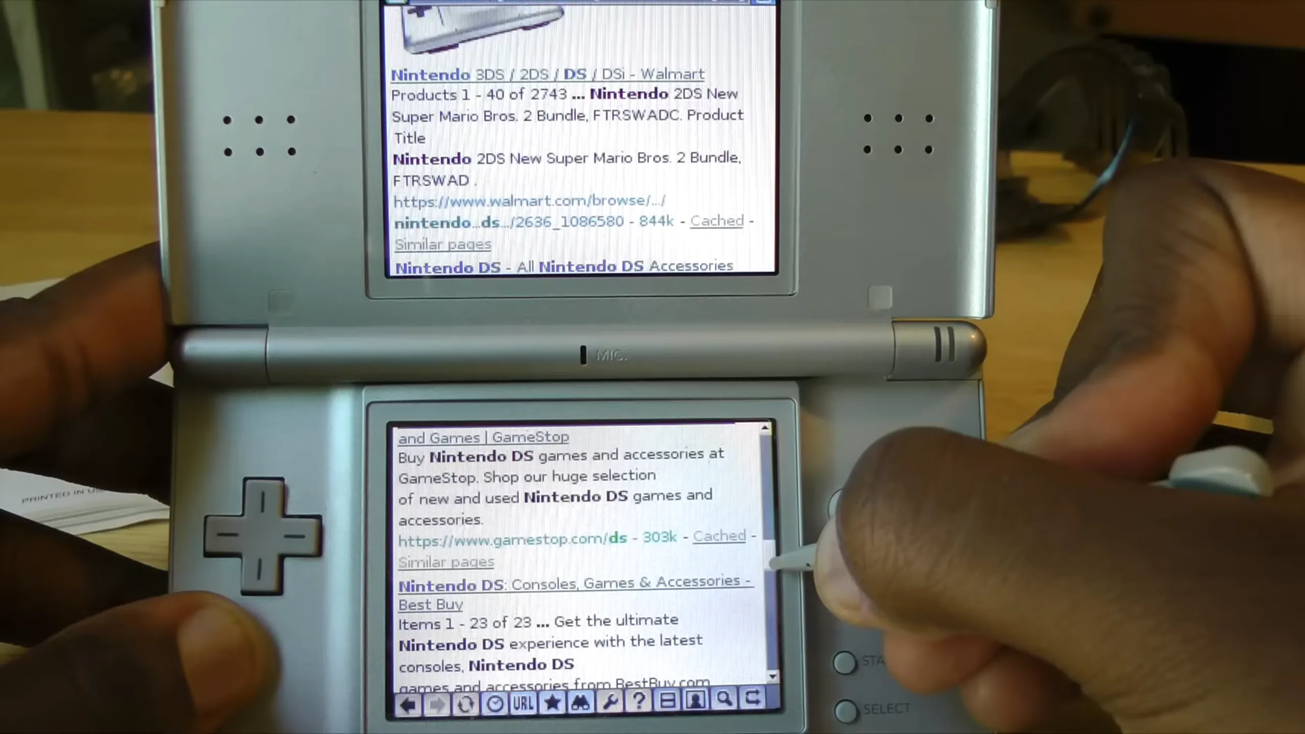 Mô tả: Trình duyệt Nintendo DS hiển thị kết quả tìm kiếm Google, minh họa tính năng độc đáo của máy.