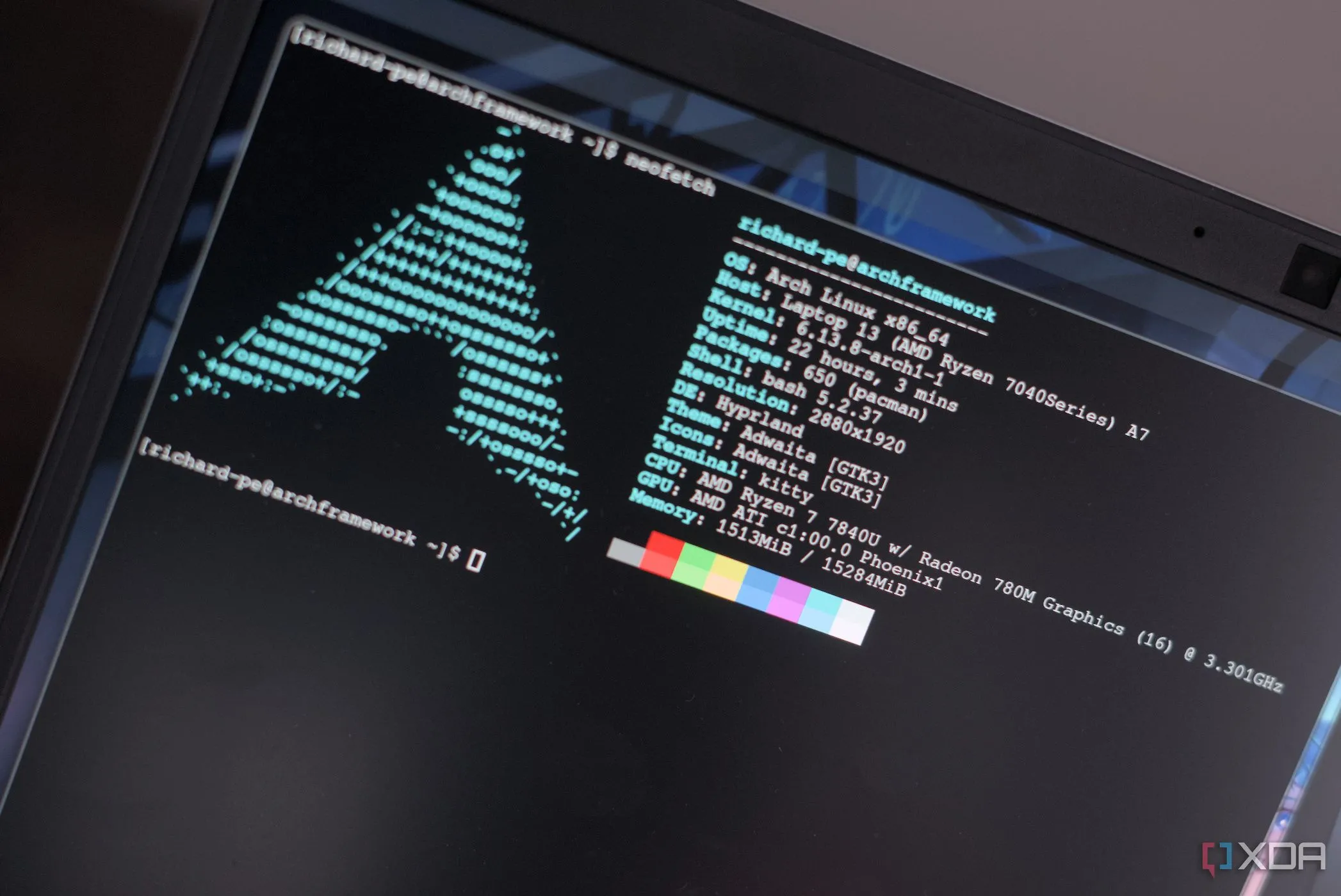 Môi trường desktop Hyprland trên laptop chạy Linux, thể hiện sự đa dạng của các bản phân phối hệ điều hành.