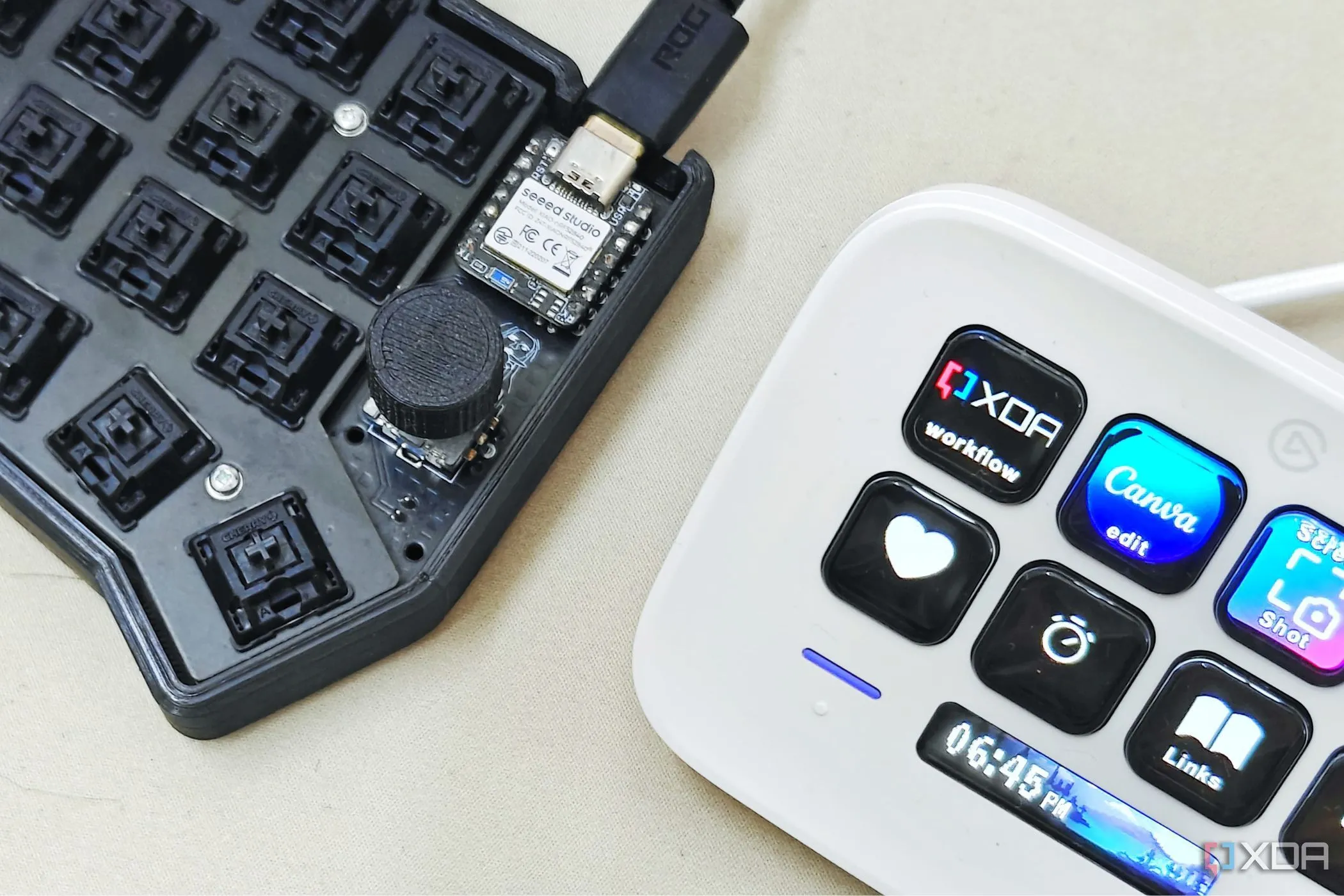 Một bàn phím macro đặt cạnh Elgato Stream Deck Neo