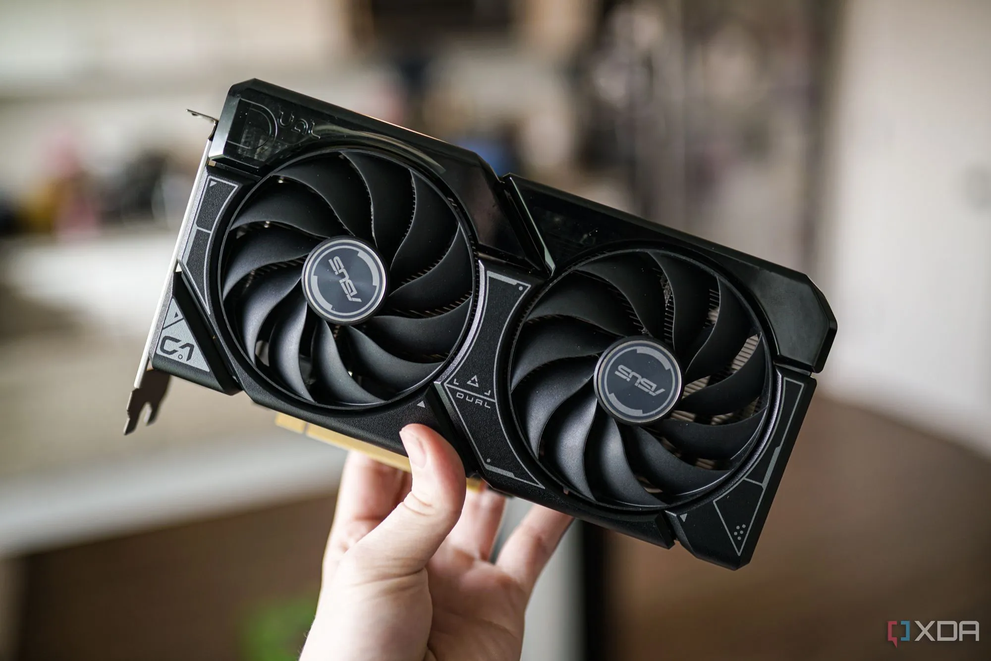 Một bàn tay đang cầm card đồ họa Nvidia RTX 4060, một ví dụ điển hình cho các GPU 8GB VRAM đang được thảo luận về giới hạn hiệu năng