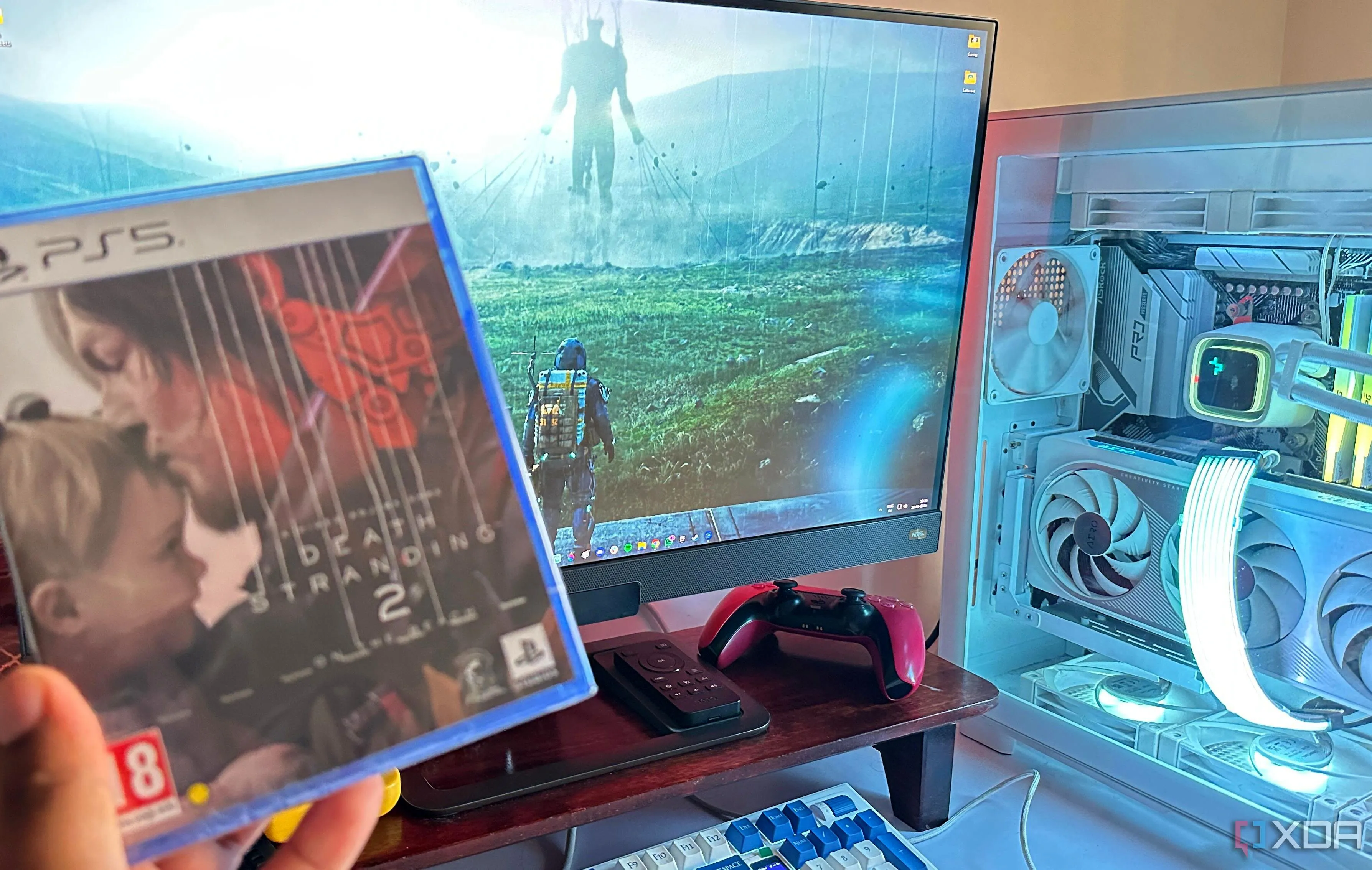 Một bàn tay đang cầm đĩa game Death Stranding 2 cho PS5, gợi nhớ về trải nghiệm xúc giác độc đáo của game vật lý.