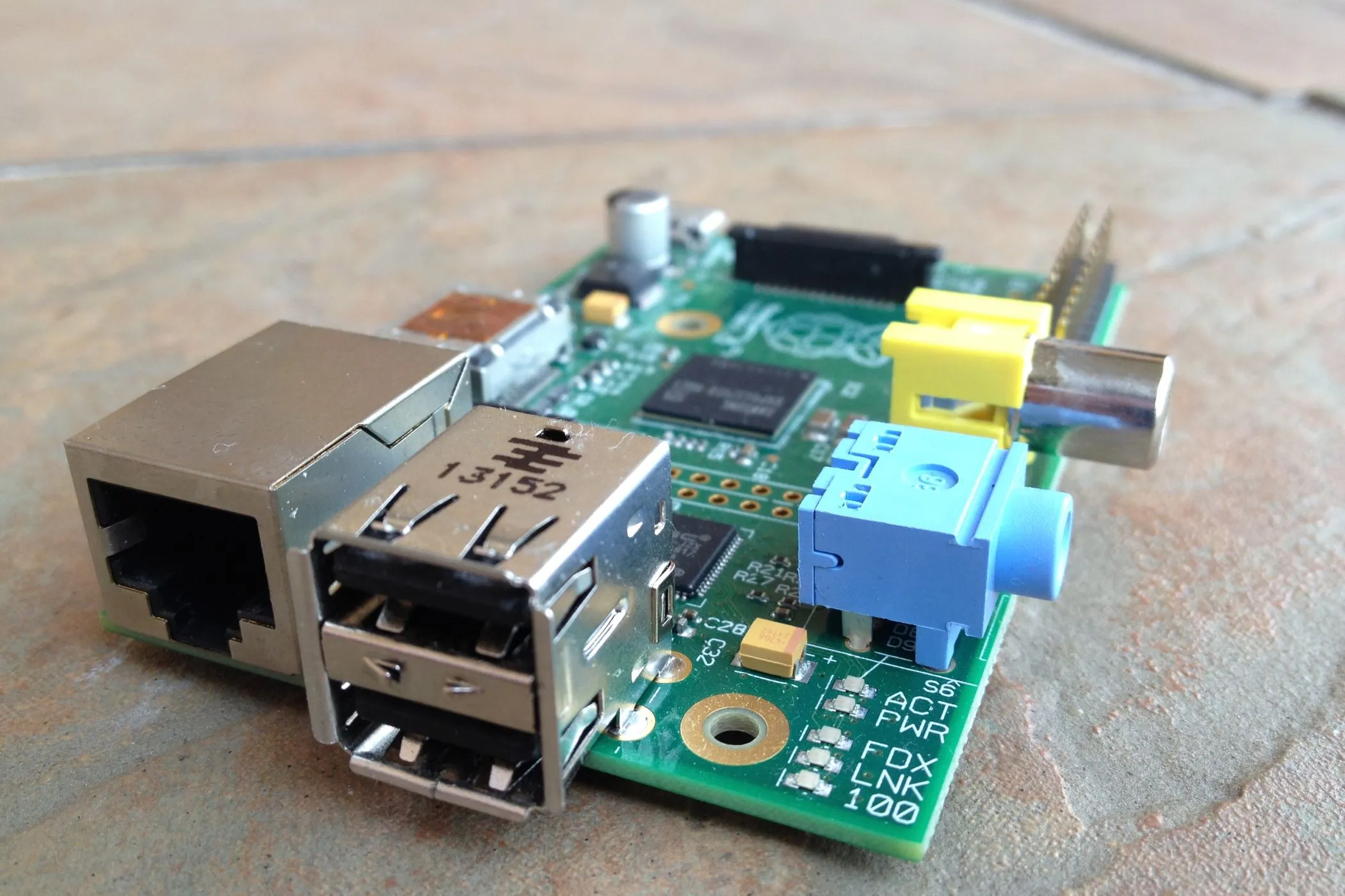 Một bo mạch Raspberry Pi Model B, minh họa cho việc sử dụng máy chủ mini để chạy Vaultwarden và các ứng dụng tự host.