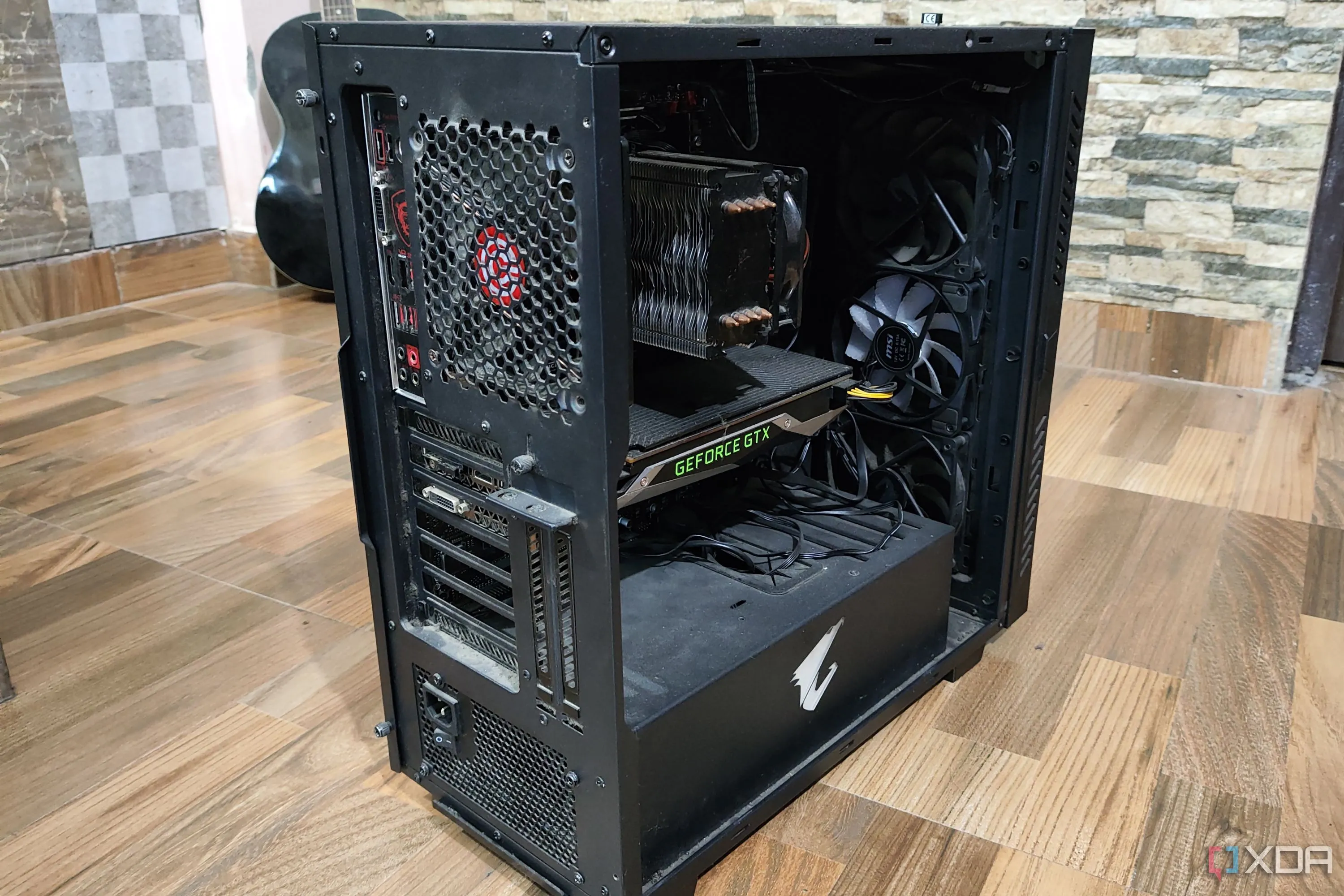 Một bộ PC cũ với thùng máy Gigabyte Aorus, minh họa cho việc nâng cấp phần cứng