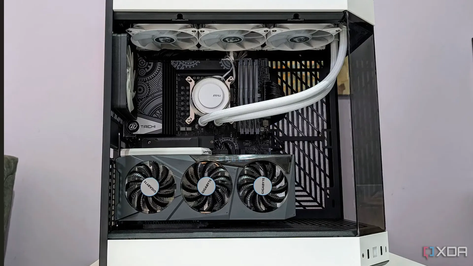 Một bộ PC đã hoàn thiện trong vỏ case màu trắng, mặt bên đã được tháo ra để lộ các linh kiện bên trong
