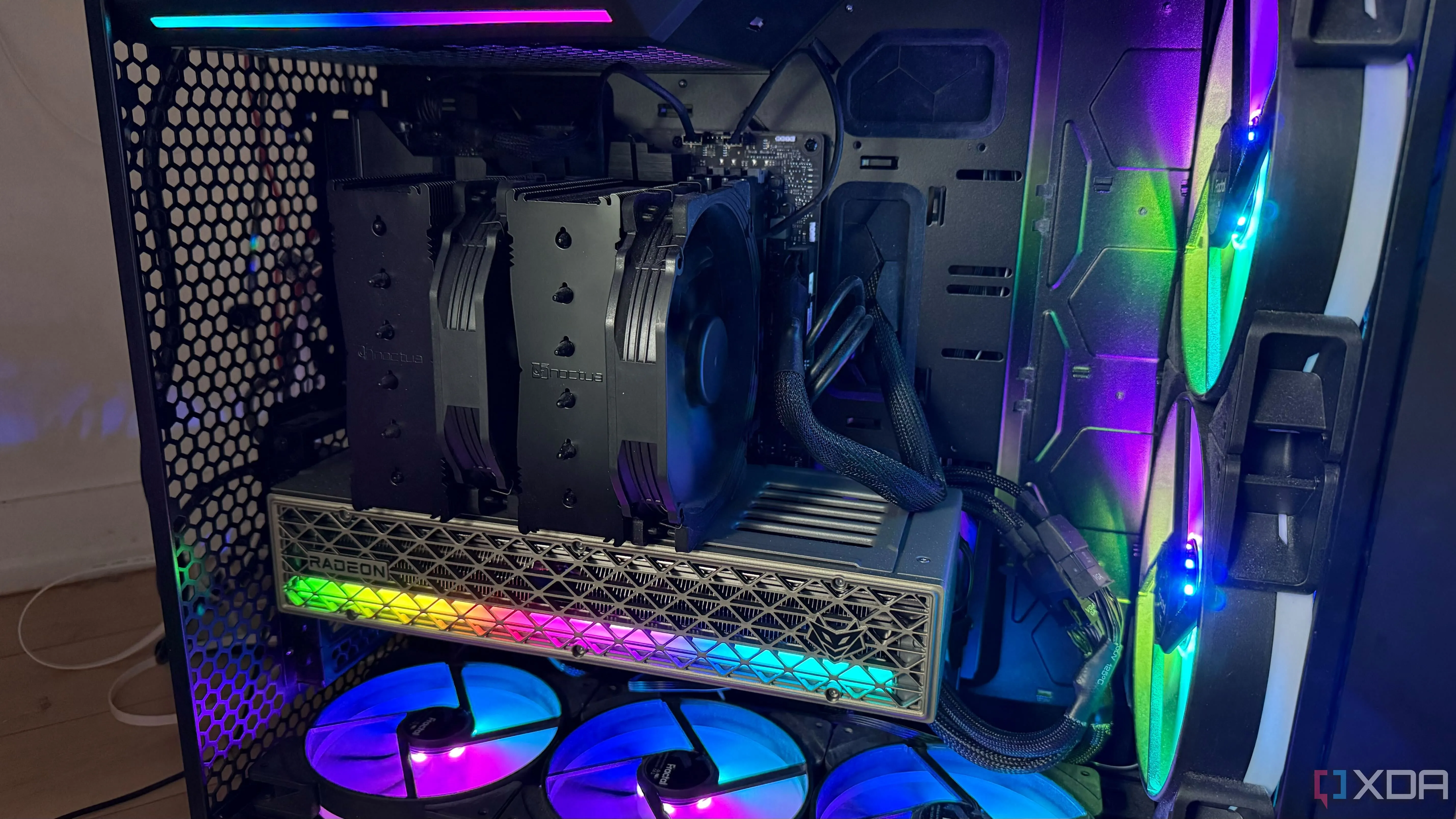 Một bộ PC gaming được bật đèn RGB rực rỡ, với card đồ họa Sapphire Nitro+ làm điểm nhấn về thẩm mỹ