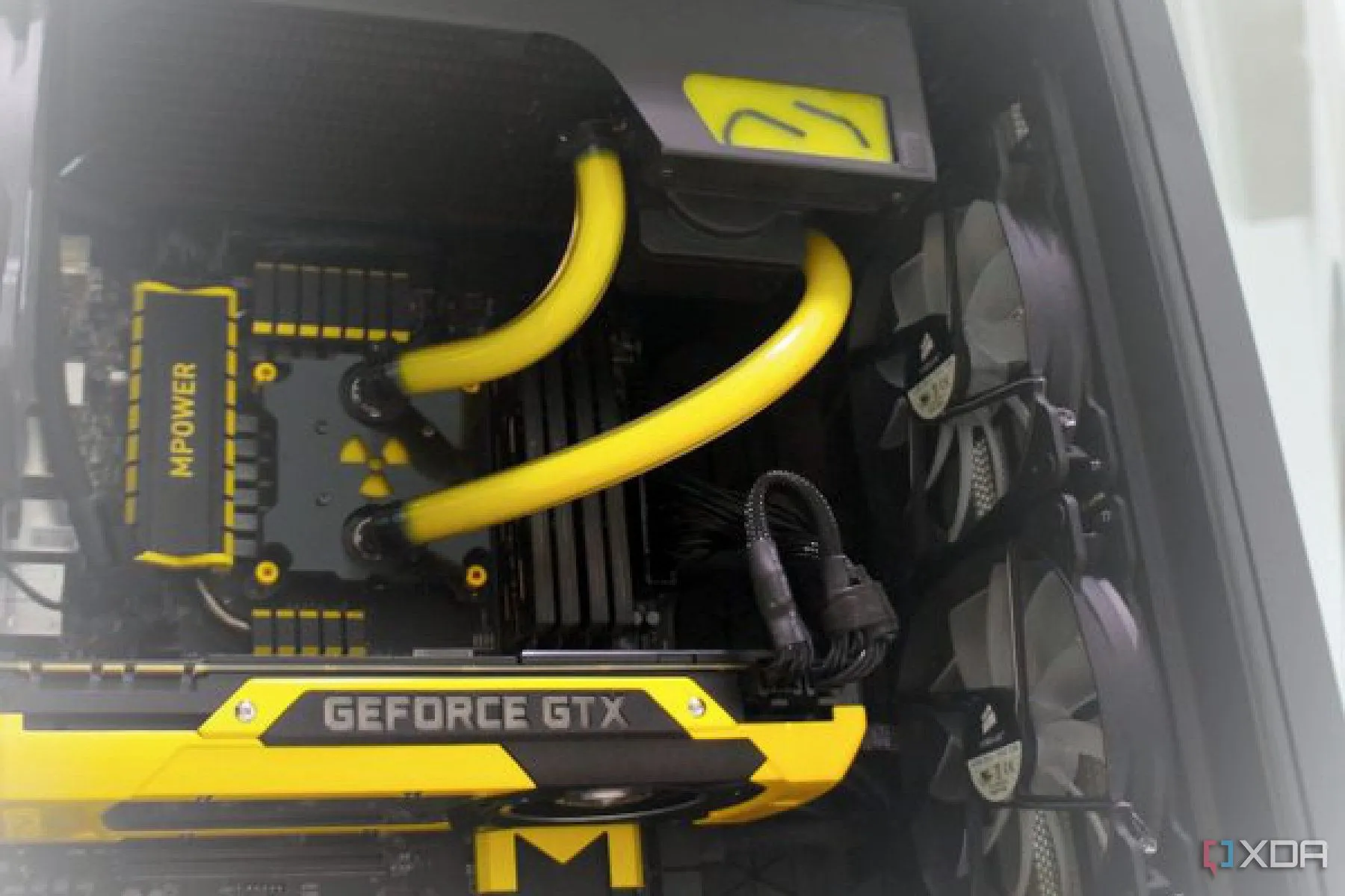 Một bộ PC gaming với tông màu vàng và đen