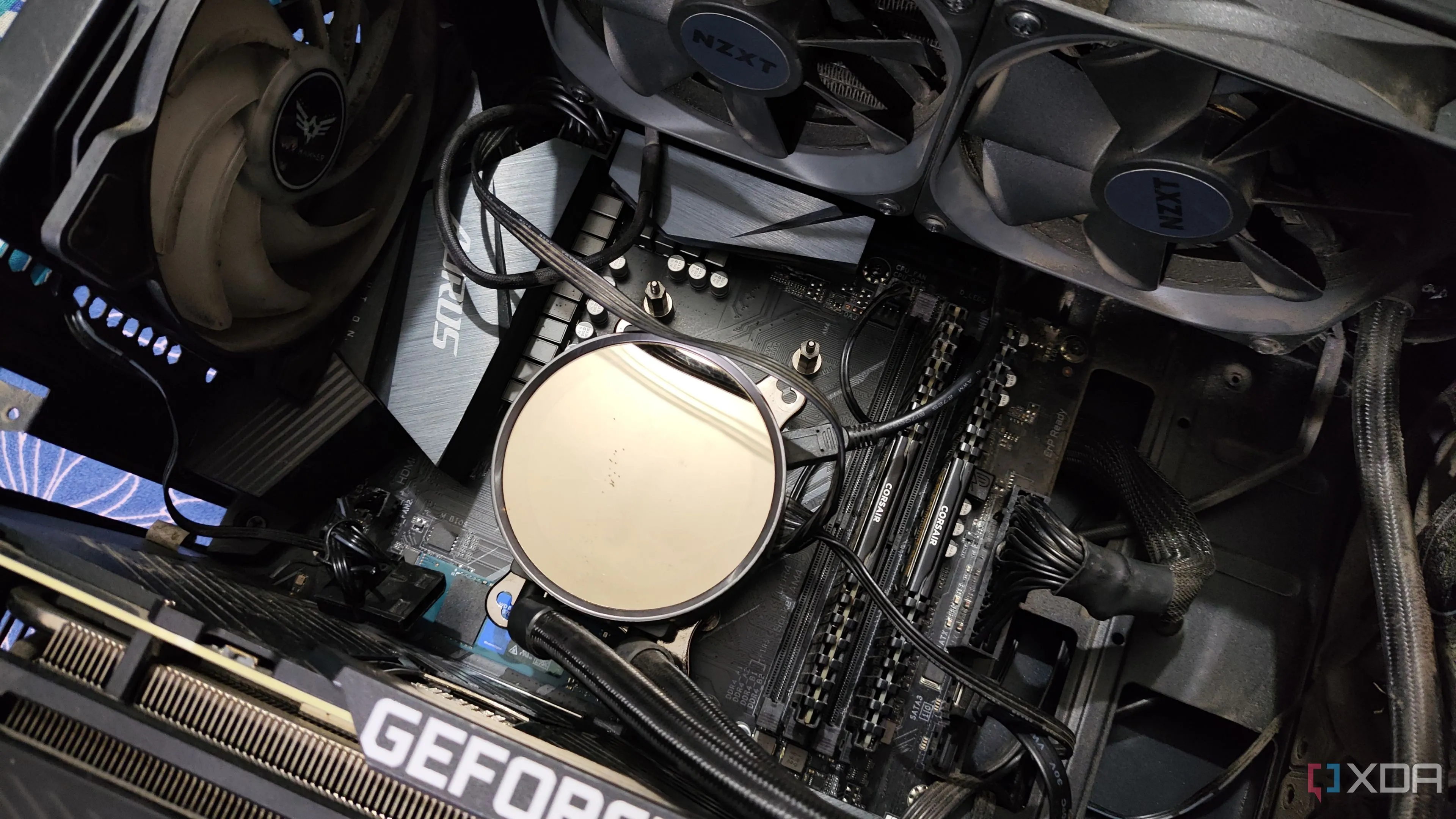 Một bộ tản nhiệt nước All-in-One (AIO) loại Kraken x52, cho thấy kích thước và các ống dẫn chất lỏng, minh họa cho việc cần kiểm tra khe hở linh kiện trong vỏ case.