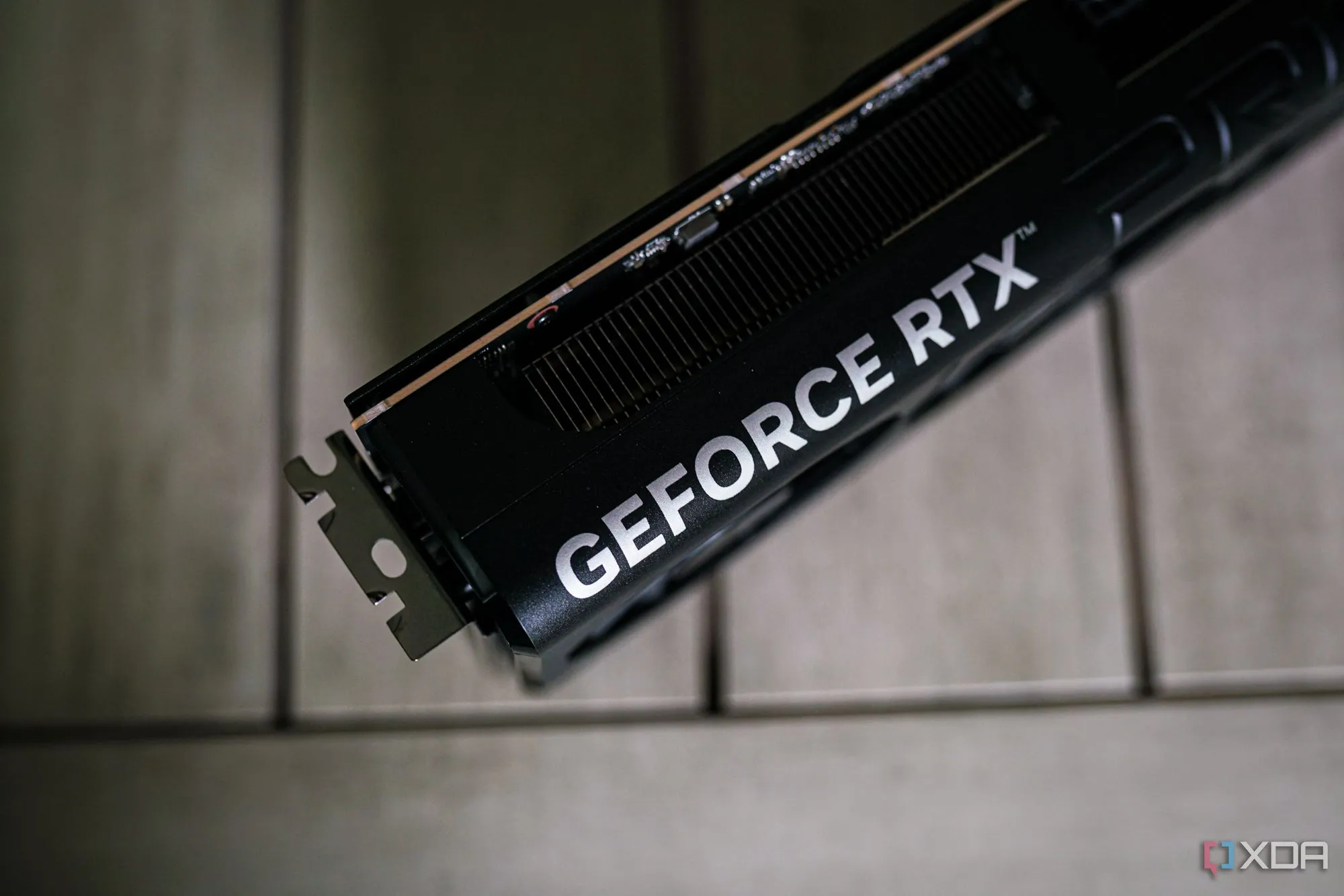 Một card đồ họa Nvidia GeForce RTX hiện đại, minh họa tầm ảnh hưởng của GPU đến hiệu suất game.