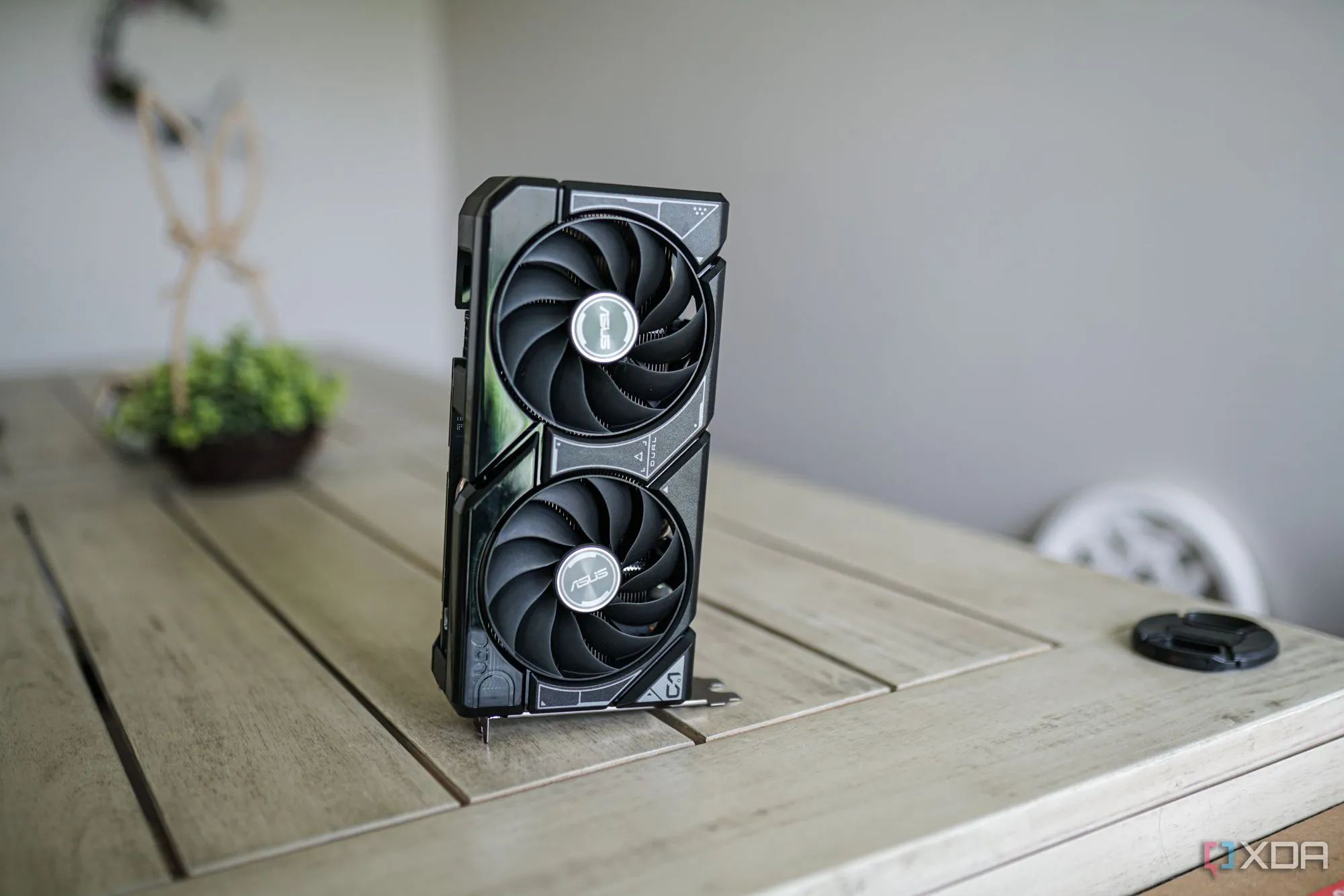 Một card đồ họa Nvidia RTX 4060 đặt trên bàn, thể hiện chủ đề đánh giá hiệu năng.