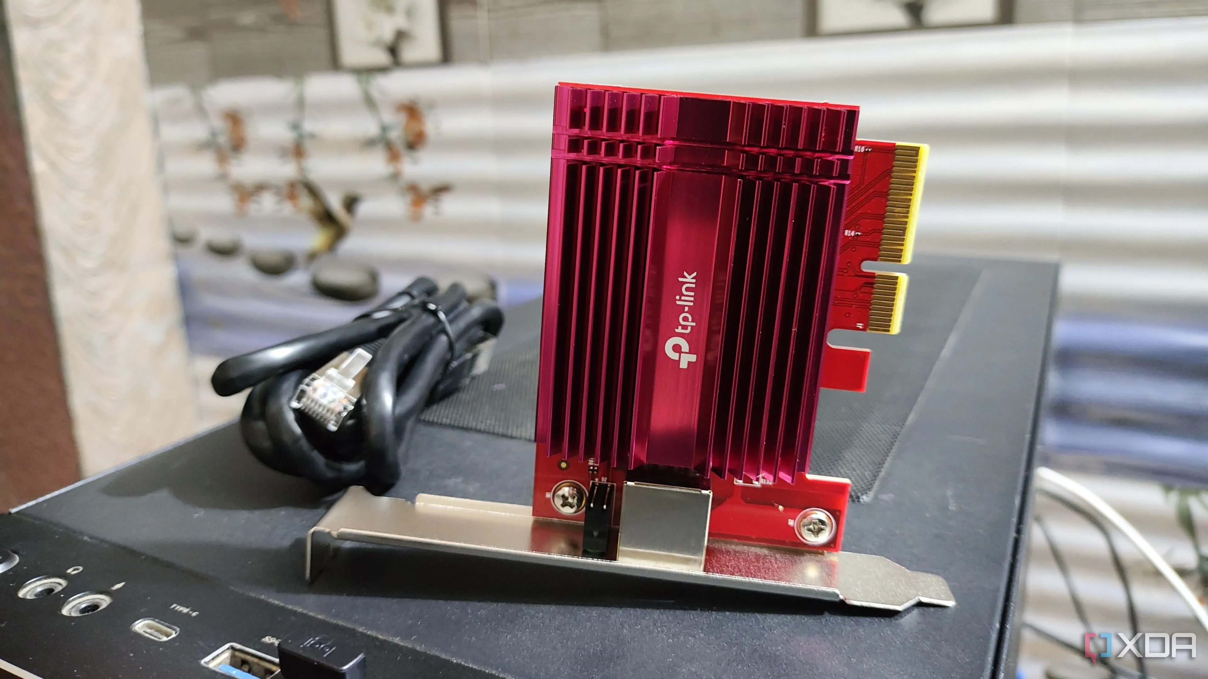 Một card mạng 10GbE nằm trên vỏ case máy tính