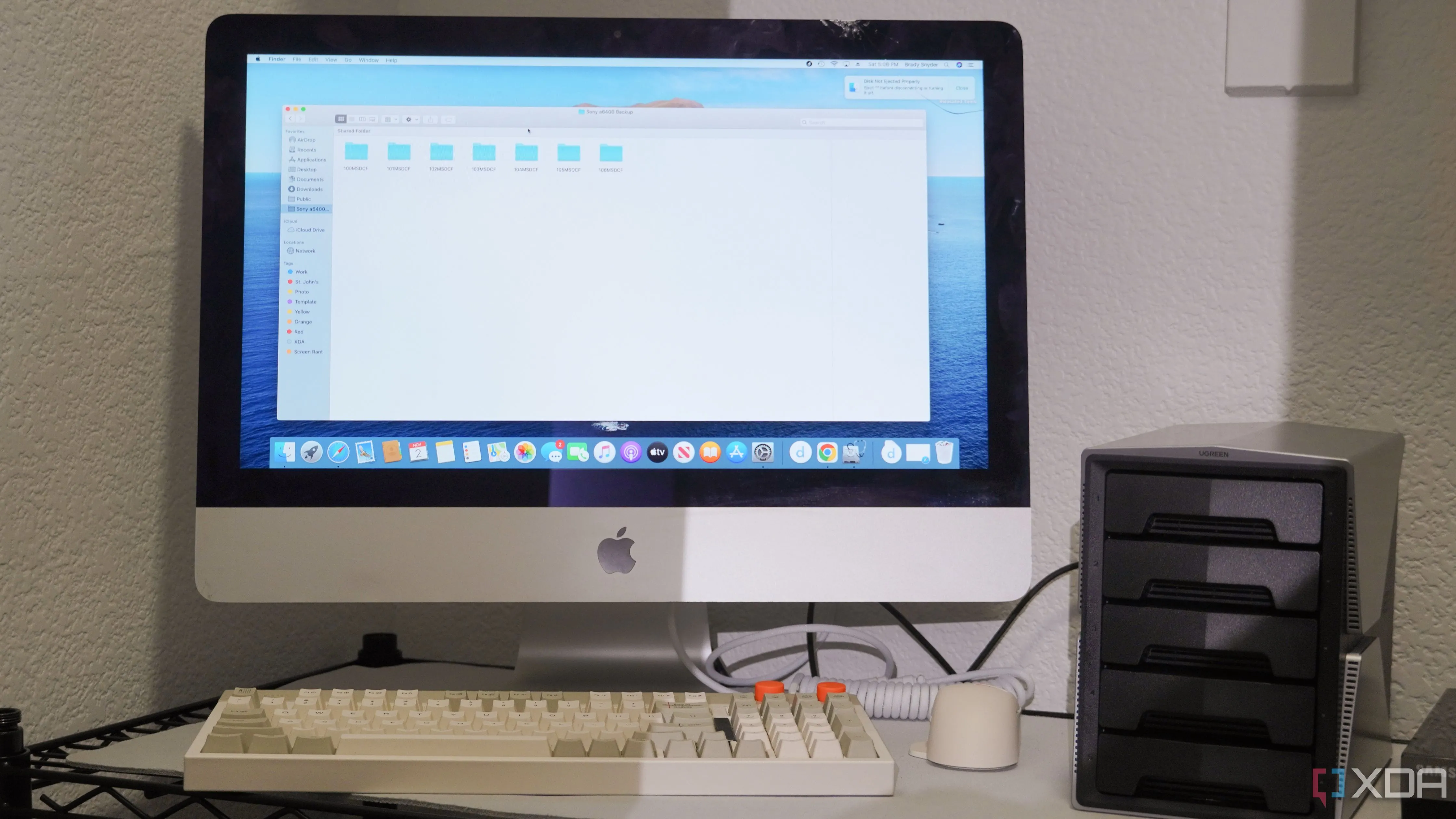 Một chiếc iMac cũ được cấu hình làm hệ thống lưu trữ mạng (NAS) trong tủ quần áo, minh họa giải pháp lưu trữ dữ liệu tập trung
