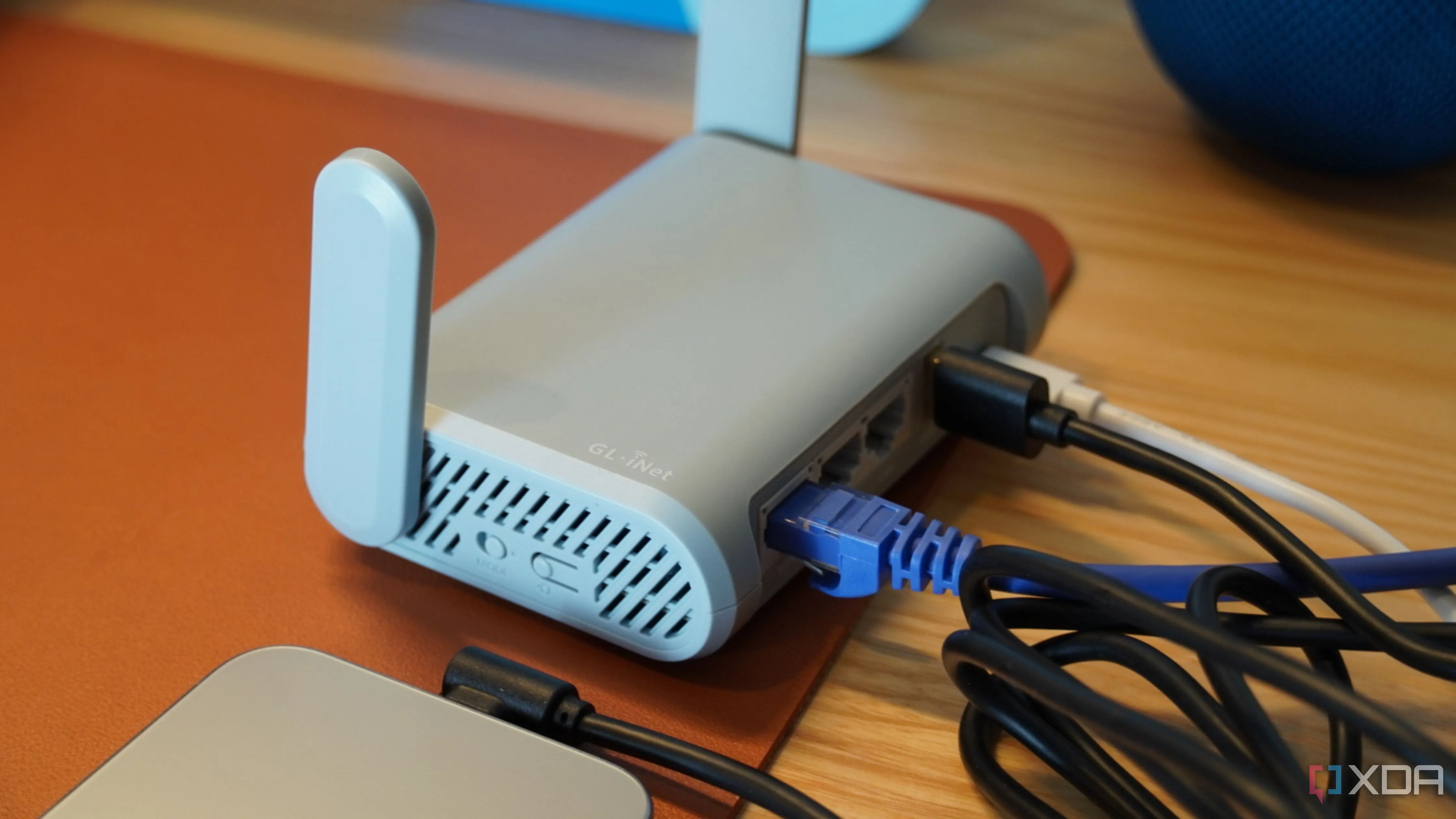 Một chiếc iPhone kết nối với router du lịch GL.iNet Beryl, minh họa cho các thiết bị định tuyến trong mạng