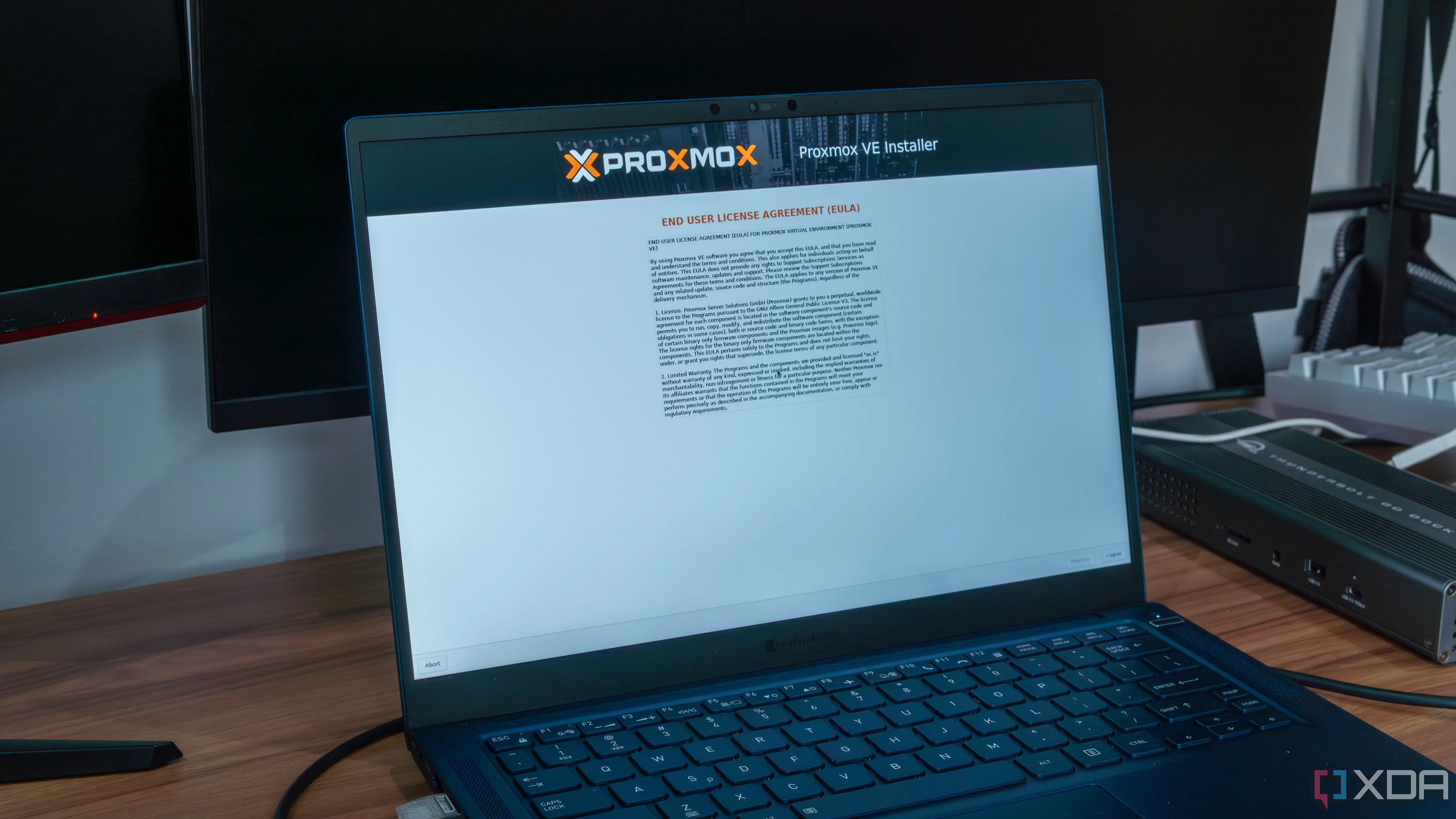 Một chiếc laptop hiển thị giao diện cài đặt Proxmox trên màn hình