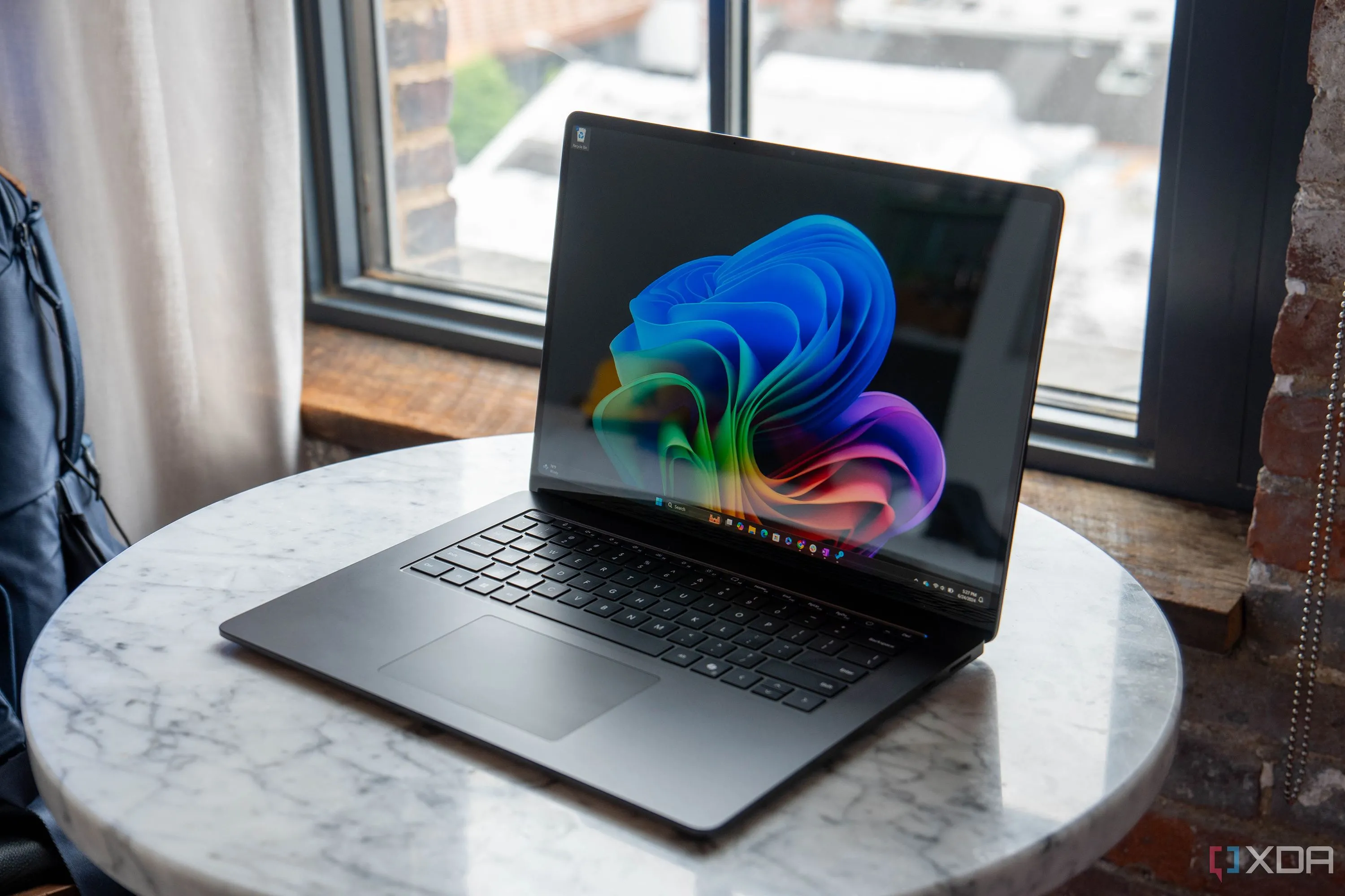 Một chiếc laptop Surface đại diện cho thiết bị cần bảo mật bằng xác thực 2 yếu tố