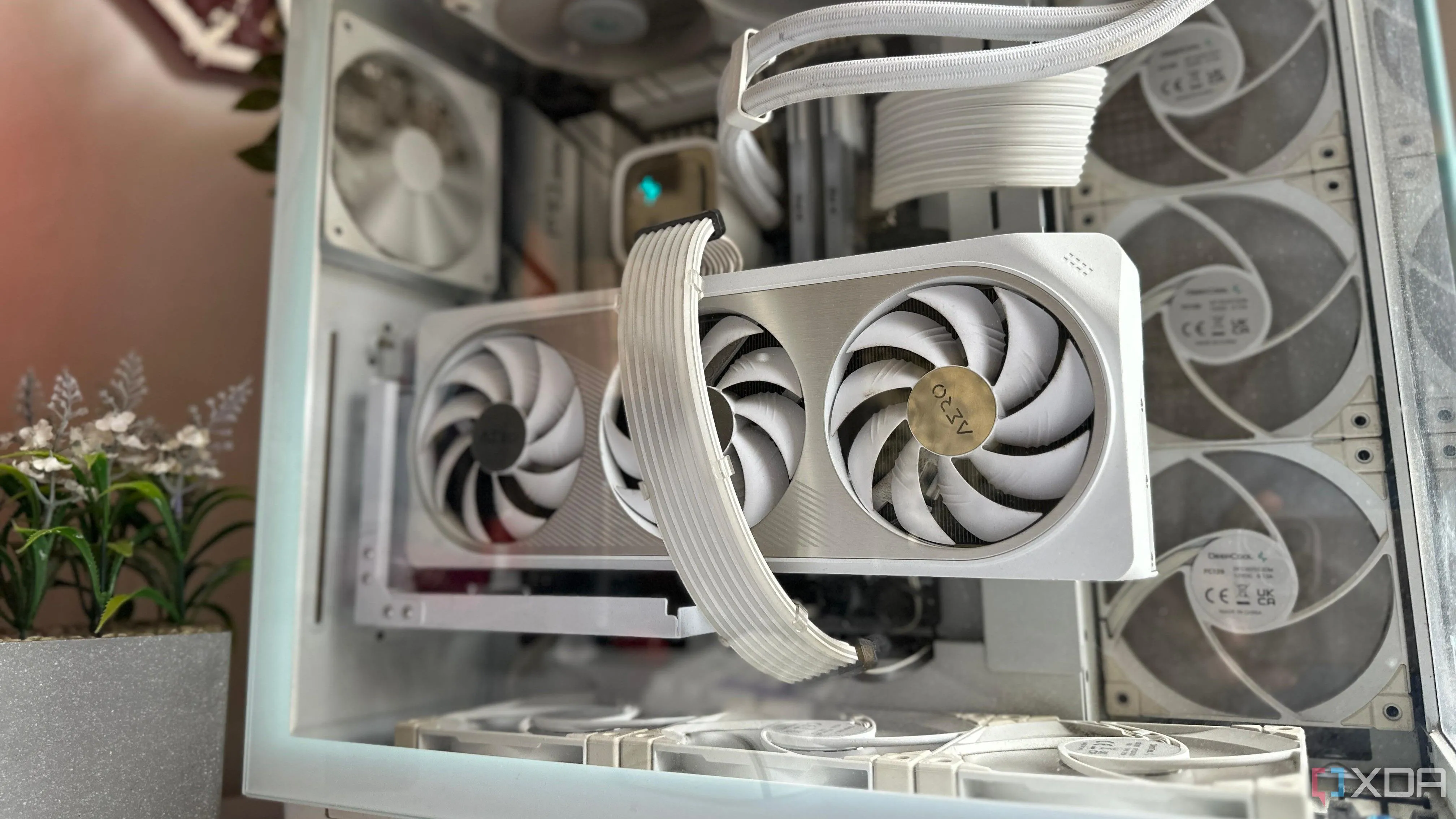 Một chiếc PC gaming màu trắng với card đồ họa (GPU) màu trắng nổi bật