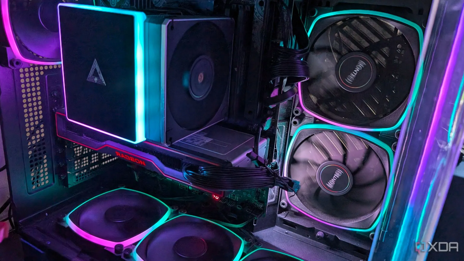 Một chiếc PC gaming với đèn RGB và GPU AMD