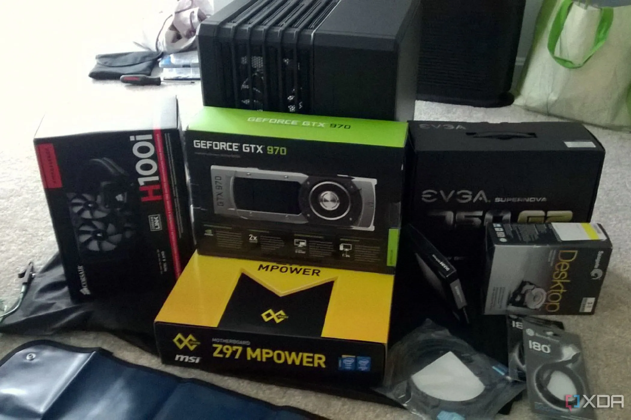 Một chồng các linh kiện PC sẵn sàng để lắp ráp