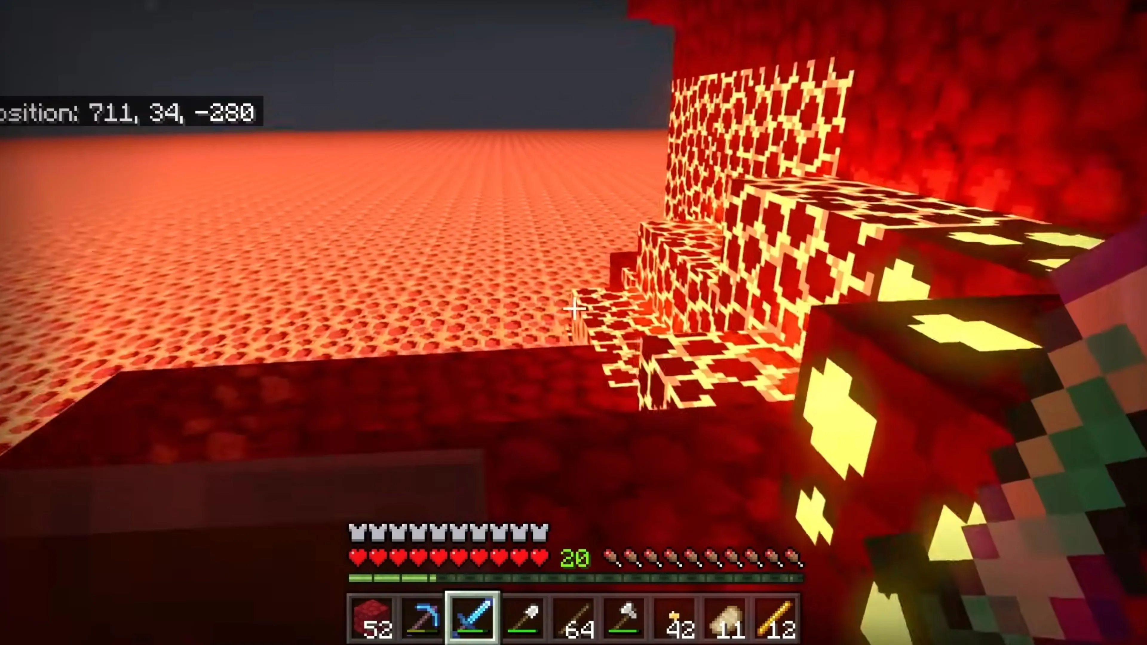 Một công trình kiến trúc phức tạp được xây dựng từ các khối vuông trong Minecraft, thể hiện khả năng sáng tạo không giới hạn của người chơi.