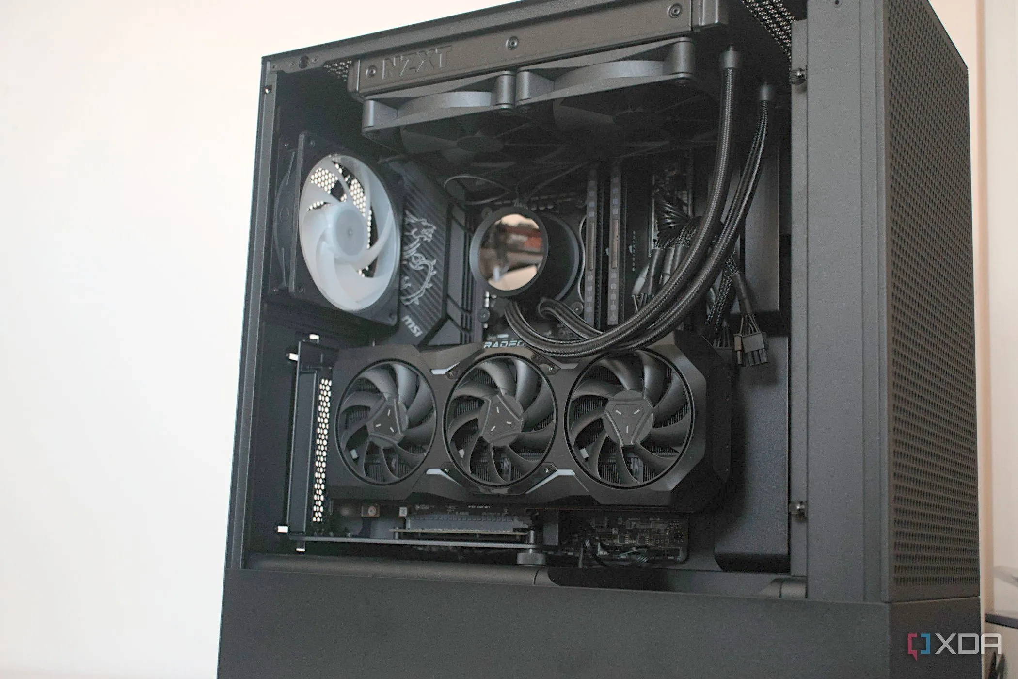 Một dàn PC được lắp ráp tinh xảo bên trong vỏ case NZXT H5 Flow RGB, thể hiện sự kết hợp giữa hiệu năng và thẩm mỹ.