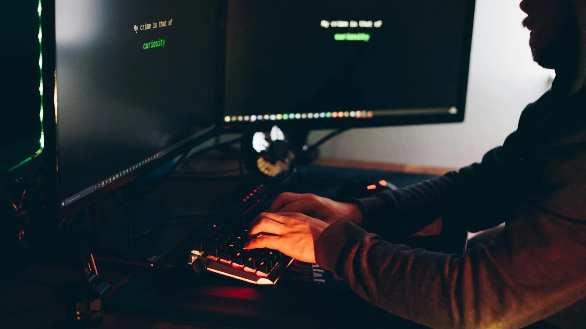 Một hacker đang gõ bàn phím trong bóng tối, tượng trưng cho hoạt động của keylogger ghi lại mọi thao tác và đánh cắp thông tin nhạy cảm.