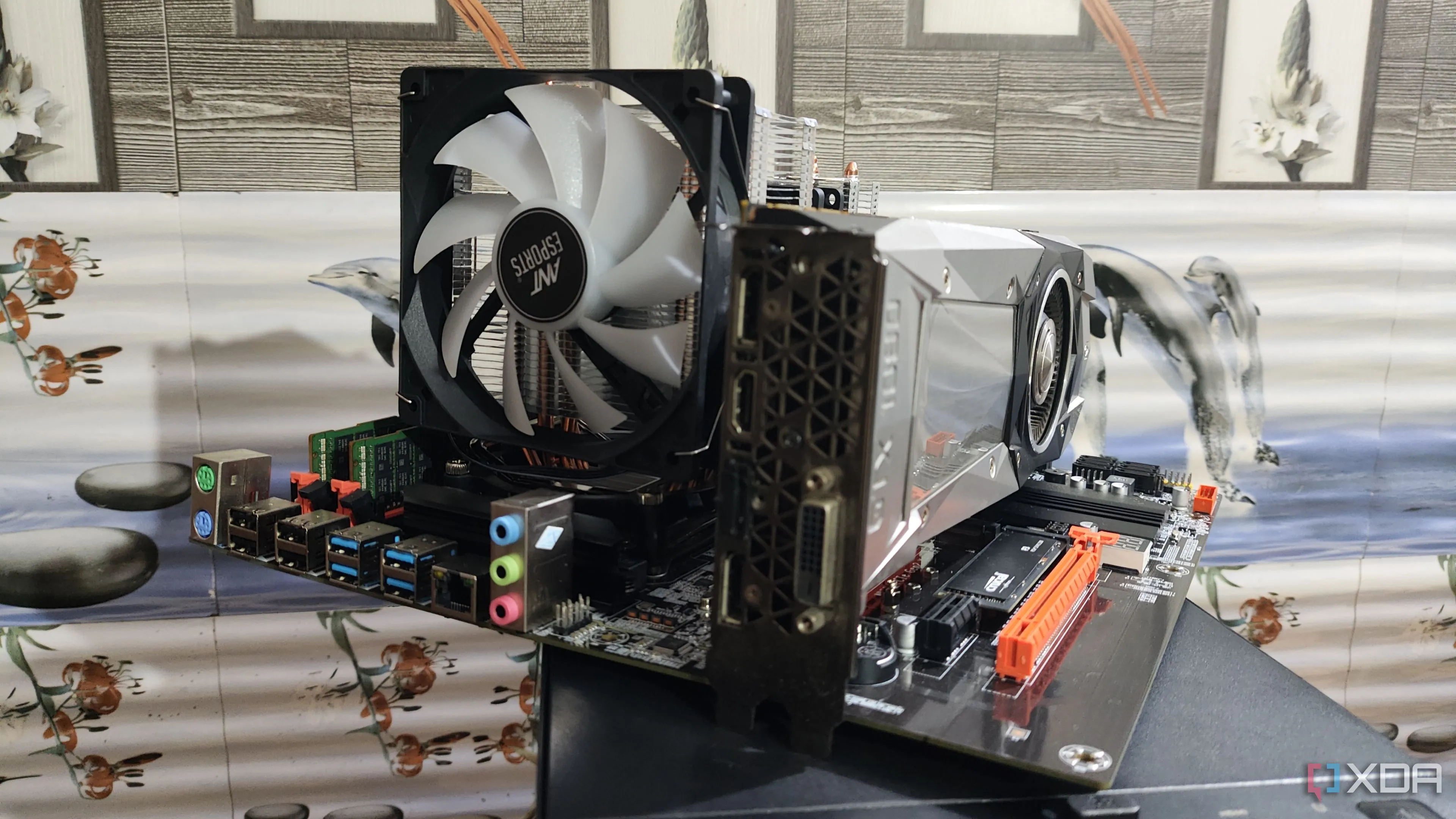 Một hệ thống bo mạch chủ máy chủ Xeon cũ đang được kiểm tra, minh họa cho môi trường test linh kiện PC.